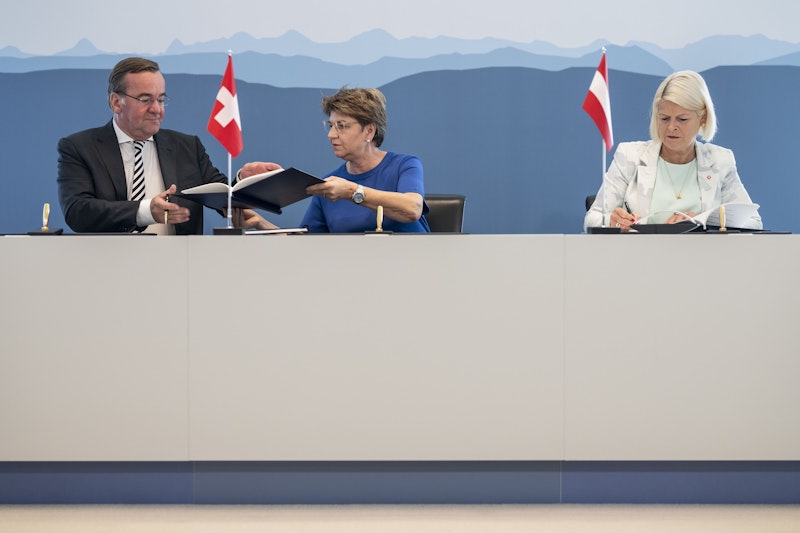 Für die ebenso neutrale Schweiz setzte Bundesrätin <strong>Viola Amherd</strong> (m.) ihre Signatur unter das Papier.