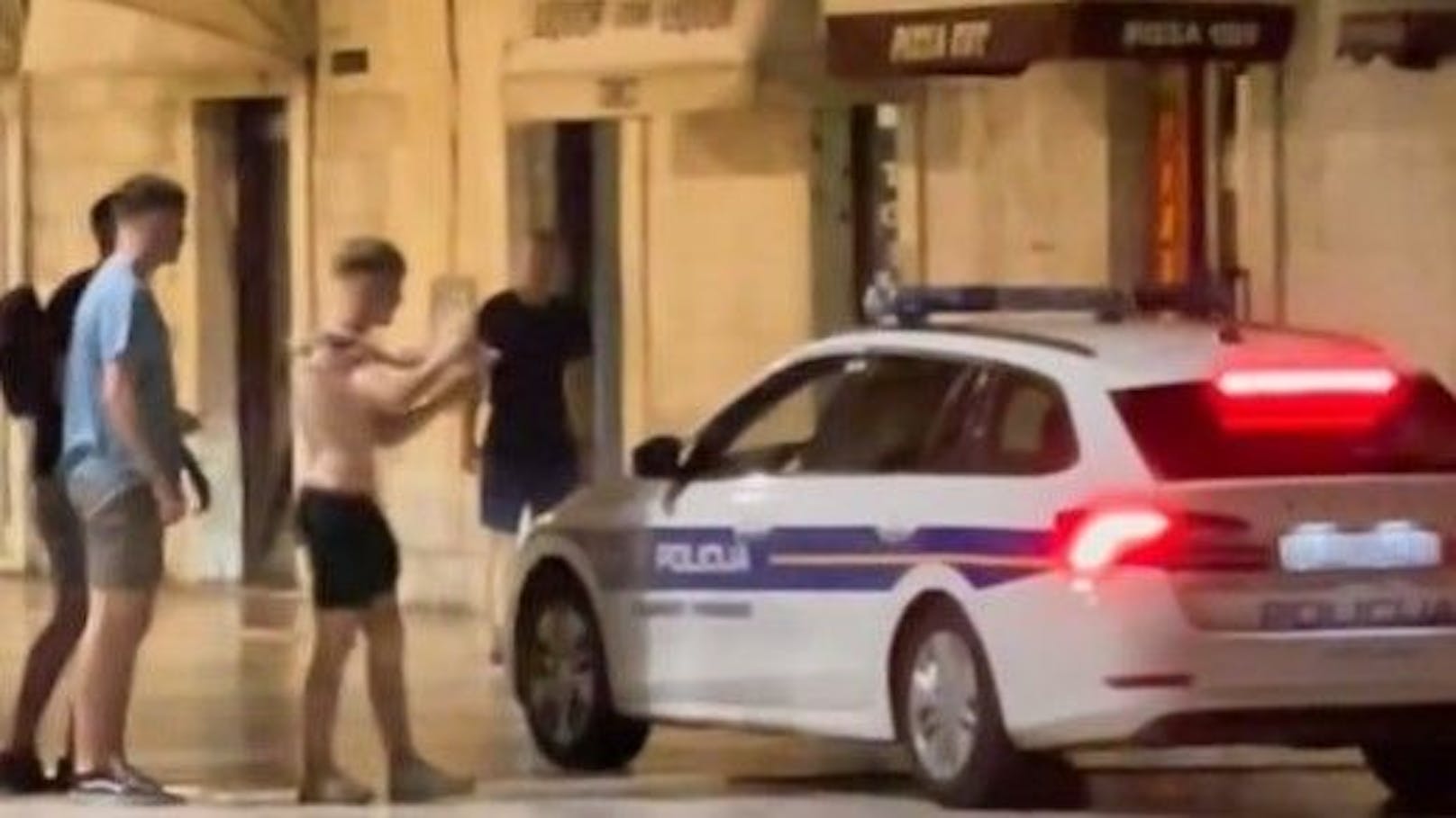 In Split (Kroatien) setzt die lokale Polizei neue Benimm-Regeln durch.