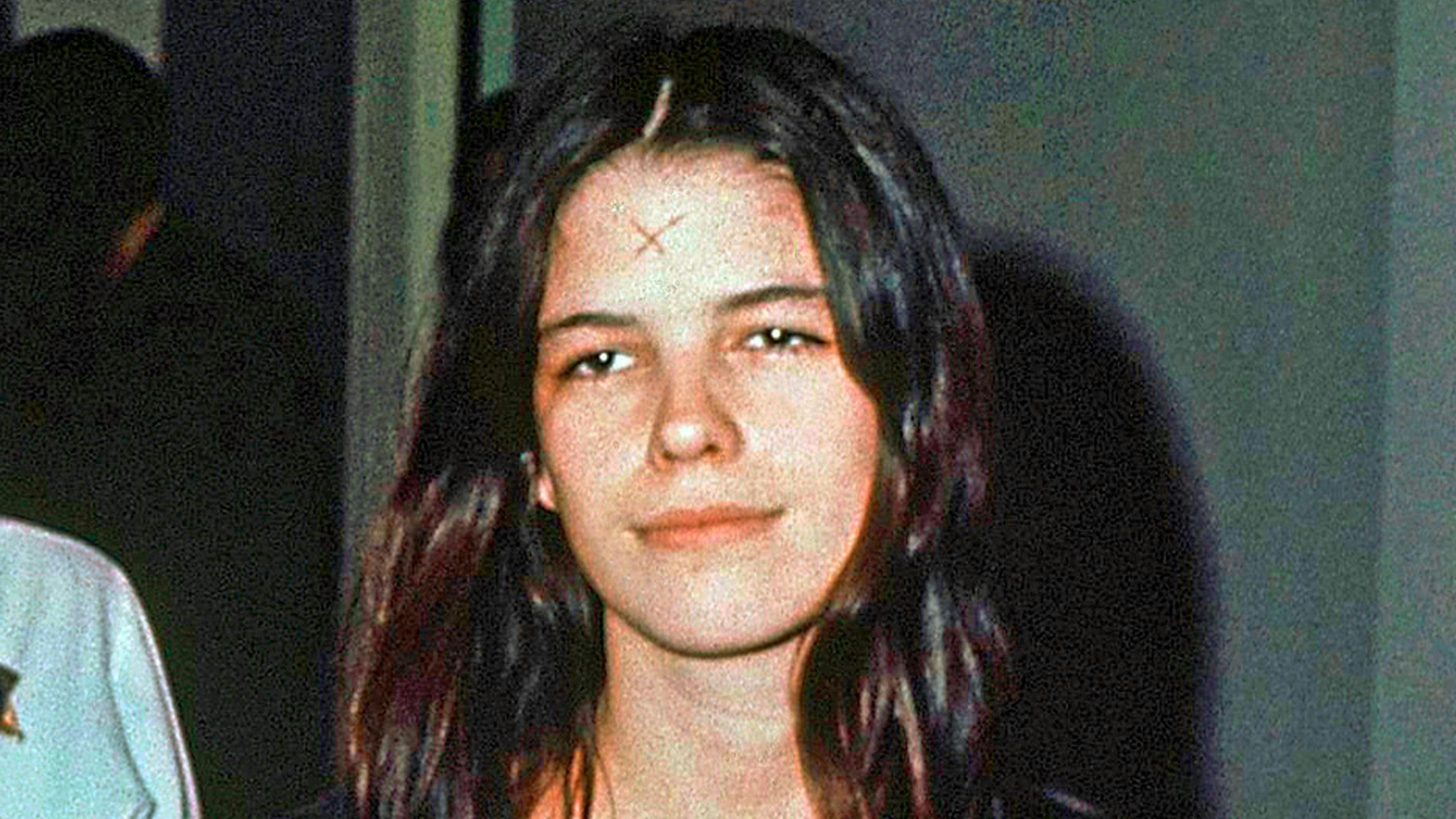 Leslie Van Houten in a Los Angeles lockup. A California panel has recommended parole for Charles Manson follower Van Houten, who has spent nearly five decades in prison. The recommendation was made Thursday, July 23, 2020, although Gov. Gavin Newsom could decide to deny it. (AP Photo/File) - 20190129_PD15193 - Rechteinfo: Rights Managed (RM)