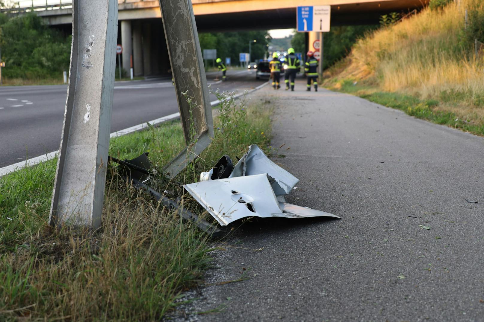 In Weißkirchen an der Traun (Bezirk Wels-Land) ist Samstagfrüh ein Auto gegen ein Verkehrsschild gekracht und schlitterte dann noch eine Unterführung hindurch.
