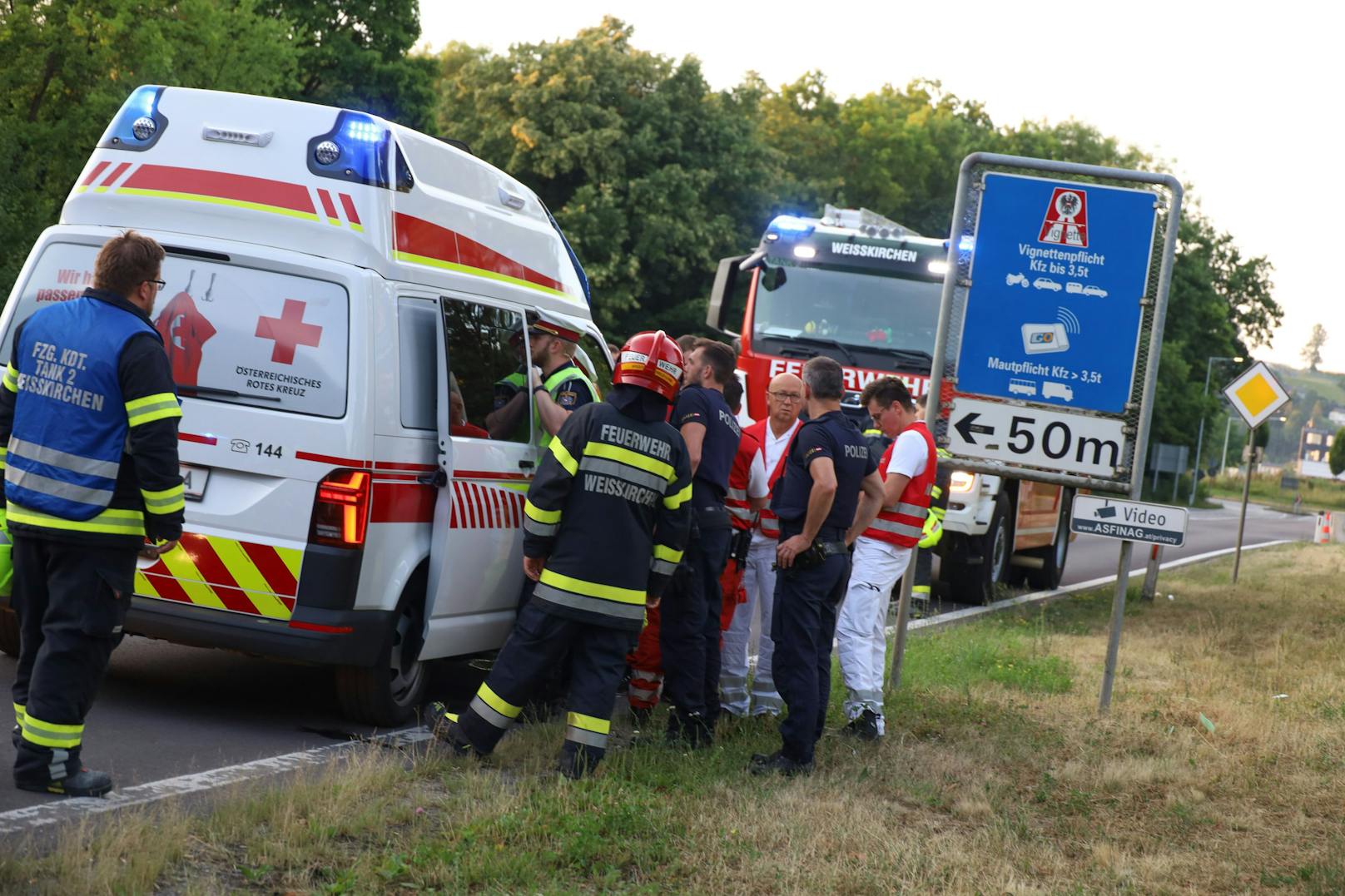 In Weißkirchen an der Traun (Bezirk Wels-Land) ist Samstagfrüh ein Auto gegen ein Verkehrsschild gekracht und schlitterte dann noch eine Unterführung hindurch.