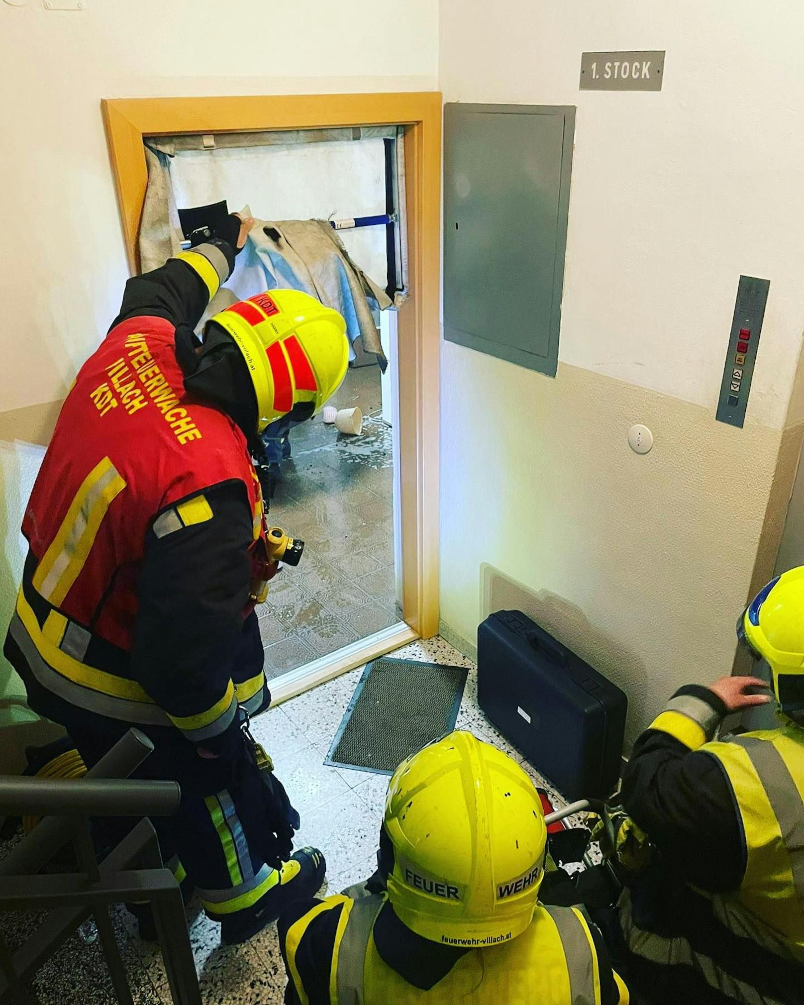 Eine 53 Jahre alte Villacherin vergaß am Freitag in ihrer Wohnung einen Topf mit Speisefett auf dem eingeschalteten Herd und ist danach eingeschlafen.