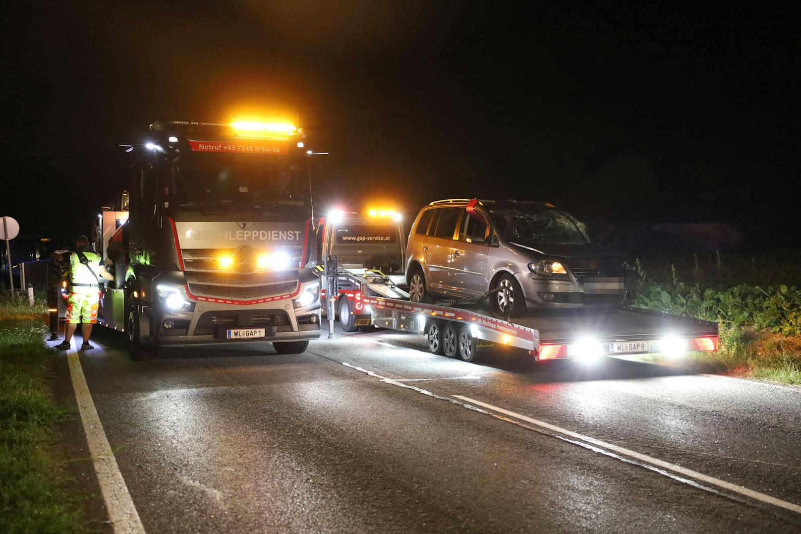 Ein schwerer Verkehrsunfall zwischen zwei Autos hat sich am späten Freitagabend auf der B137 Innviertler Straße bei Krenglbach (Bezirk Wels-Land) ereignet.