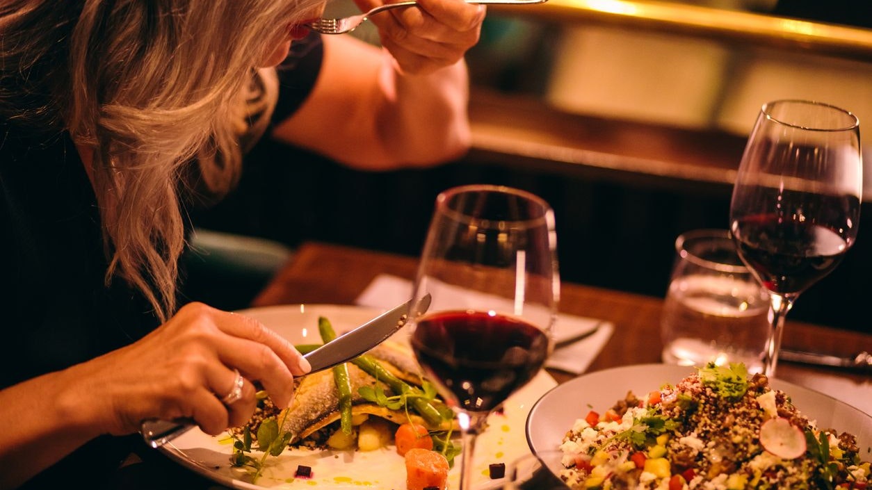 Zu weißem Fisch passt ein leichter Rotwein hervorragend.