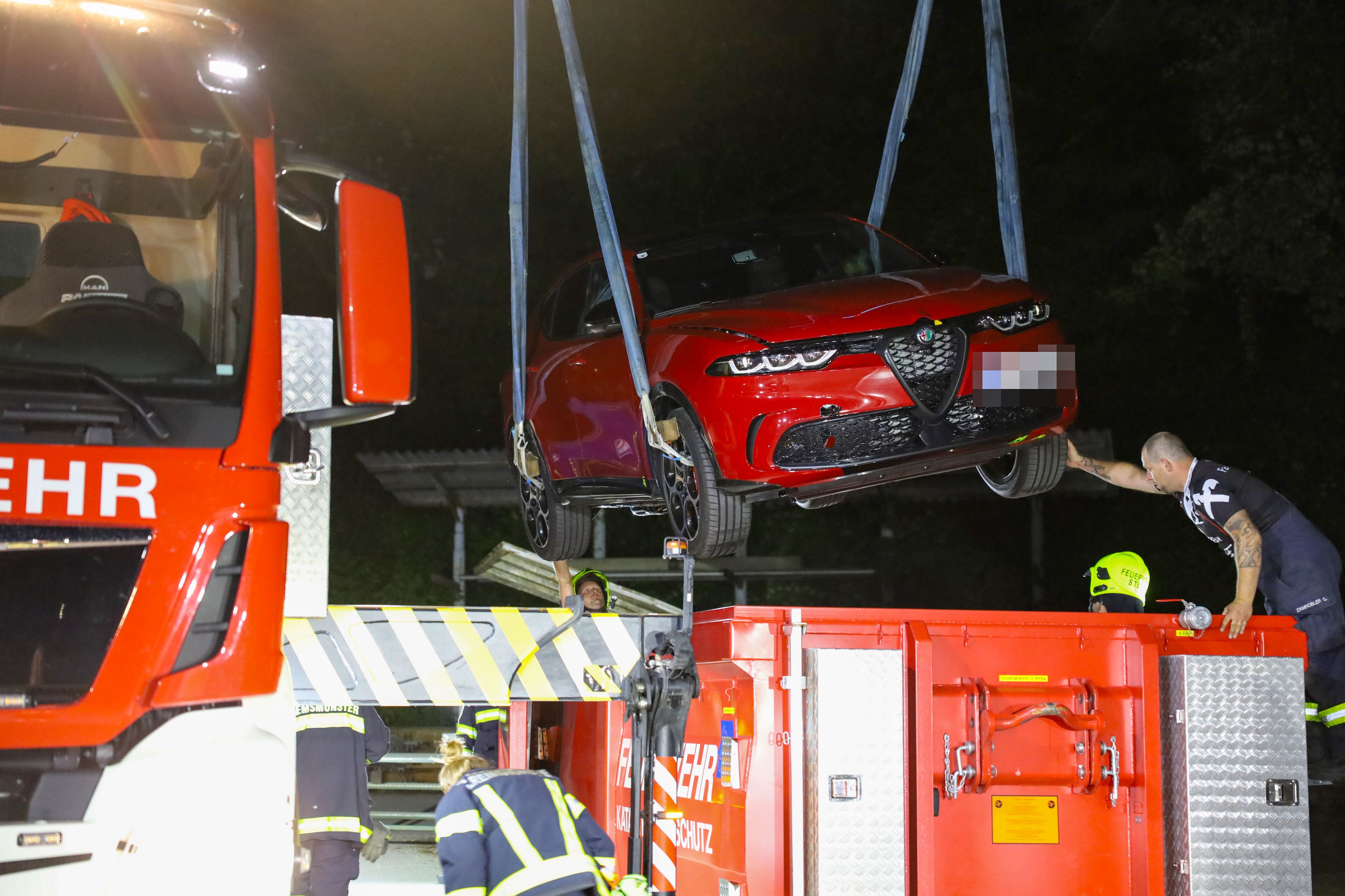 Brandneues Hybrid-Auto Beginnt Plötzlich Zu Brennen | Heute.at