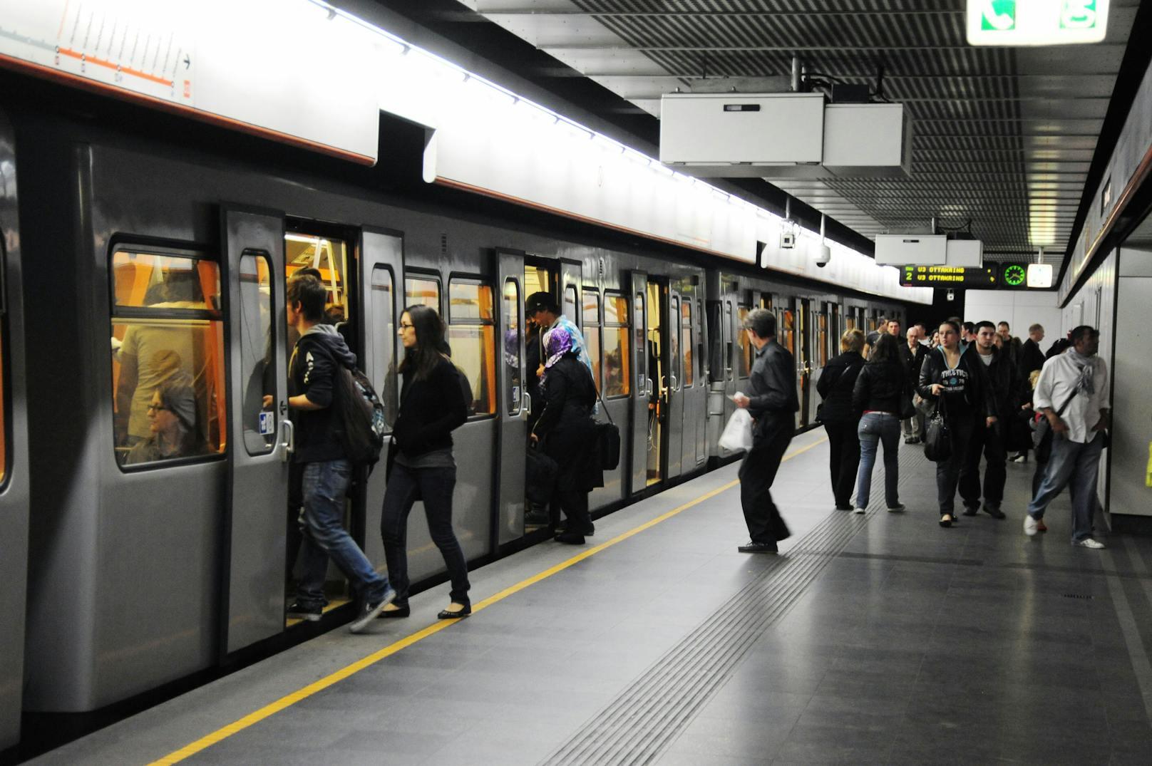 Drama in Wien! Ein Mann stürzte bei der U-Bahn-Station Schlachthausgasse auf die Gleise und wurde von einer U-Bahn erfasst. Er hatte keine Chance.