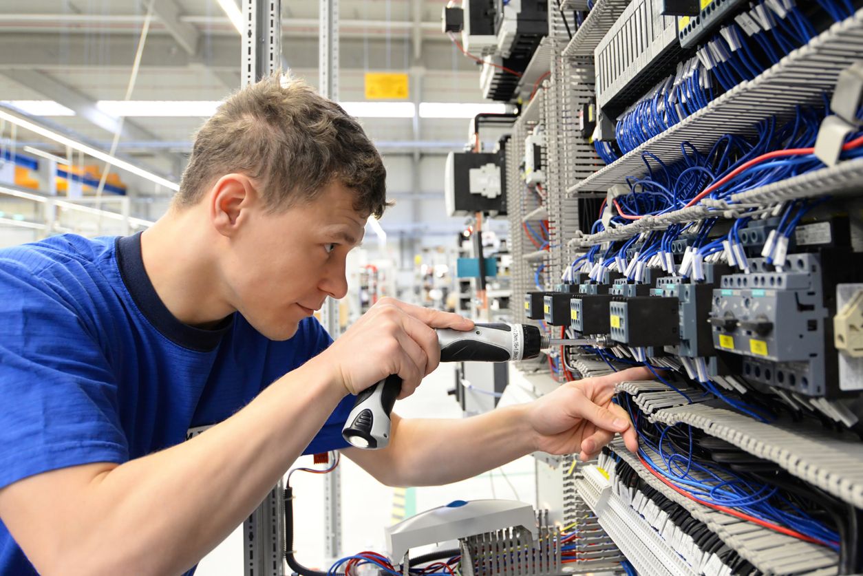 Alarmierende Zahlen: Akuter Fachkräftemangel in der Elektro- und Elektronikindustrie.
