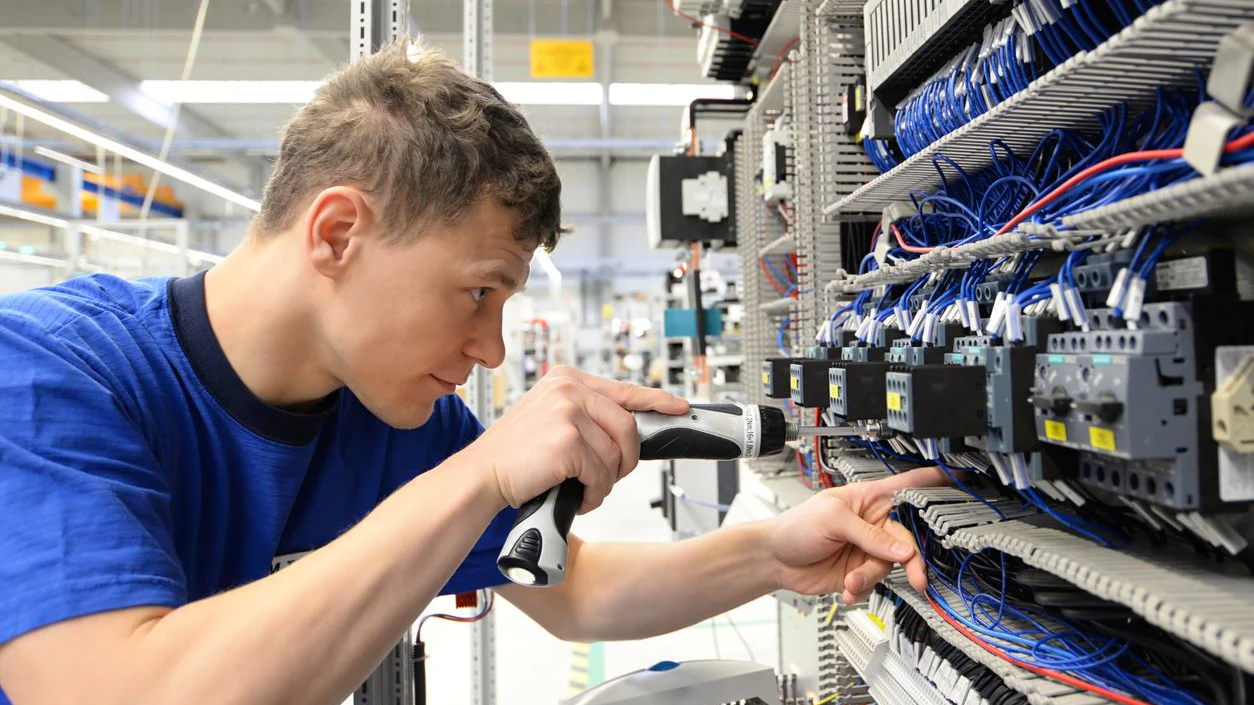 Alarmierende Zahlen: Akuter Fachkräftemangel in der Elektro- und Elektronikindustrie