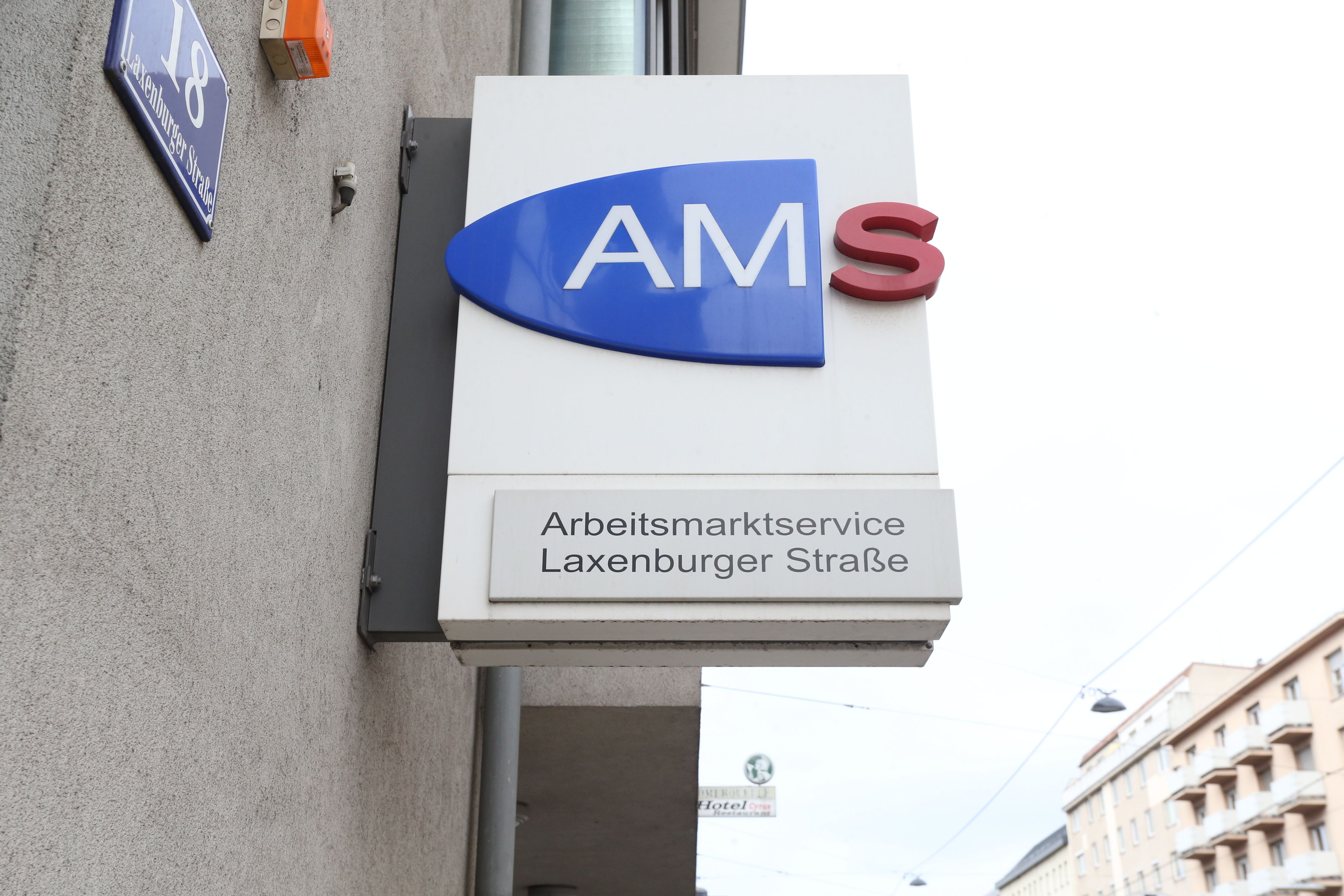 Der Wiener AMS-Chef lässt in einem neuen Interview tief blicken.