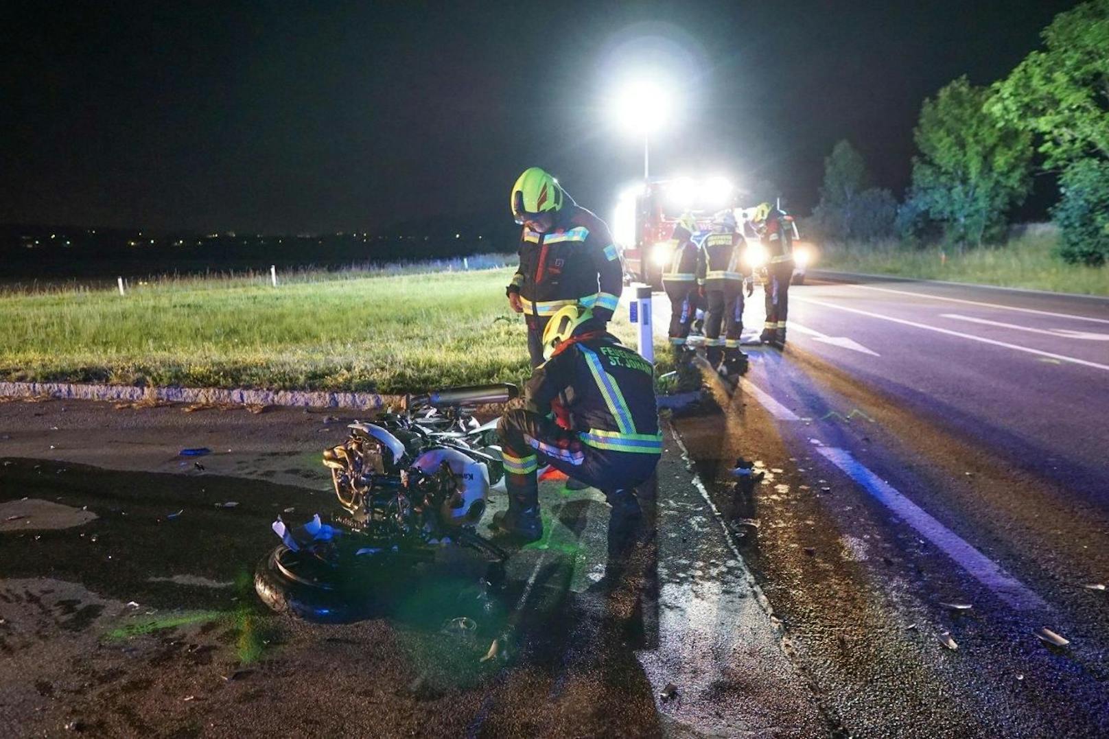 Zu einem tragischen Verkehrsunfall kam es am Freitag gegen 22.10 Uhr im Gemeindegebiet von Grafenbach-St. Valentin im Bezirk Neunkirchen. Für einen Motorradfahrer kam dabei jede Hilfe zu spät.