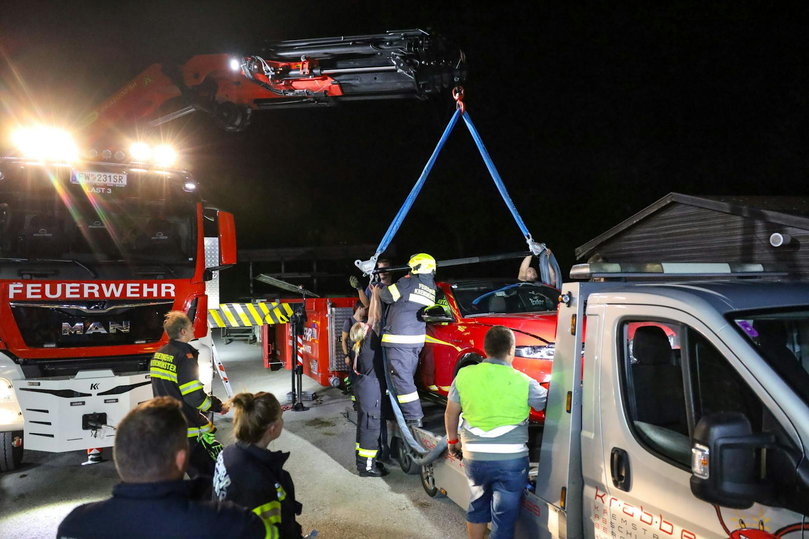 Ein nigelnagelneuer Hybrid-Pkw hat am späten Freitagabend in Kremsmünster (Bezirk Kirchdorf an der Krems) auf einem Abschleppfahrzeug zu brennen begonnen.