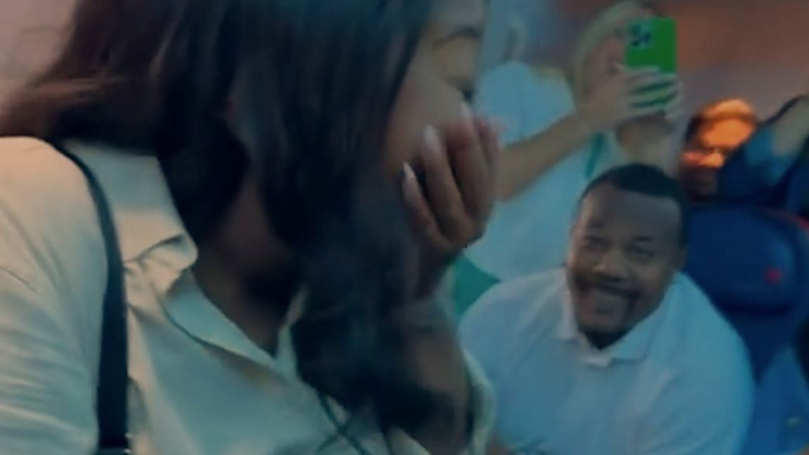 Die Freundin des Mannes war von dem Antrag sichtlich überrascht.