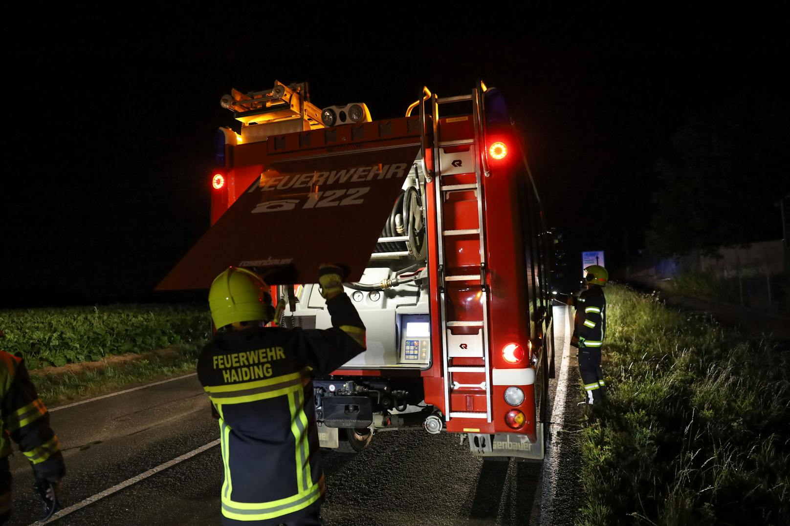 Ein schwerer Verkehrsunfall zwischen zwei Autos hat sich am späten Freitagabend auf der B137 Innviertler Straße bei Krenglbach (Bezirk Wels-Land) ereignet.