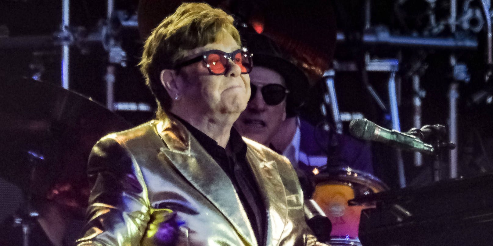 Elton John tritt in Stockholm auf.