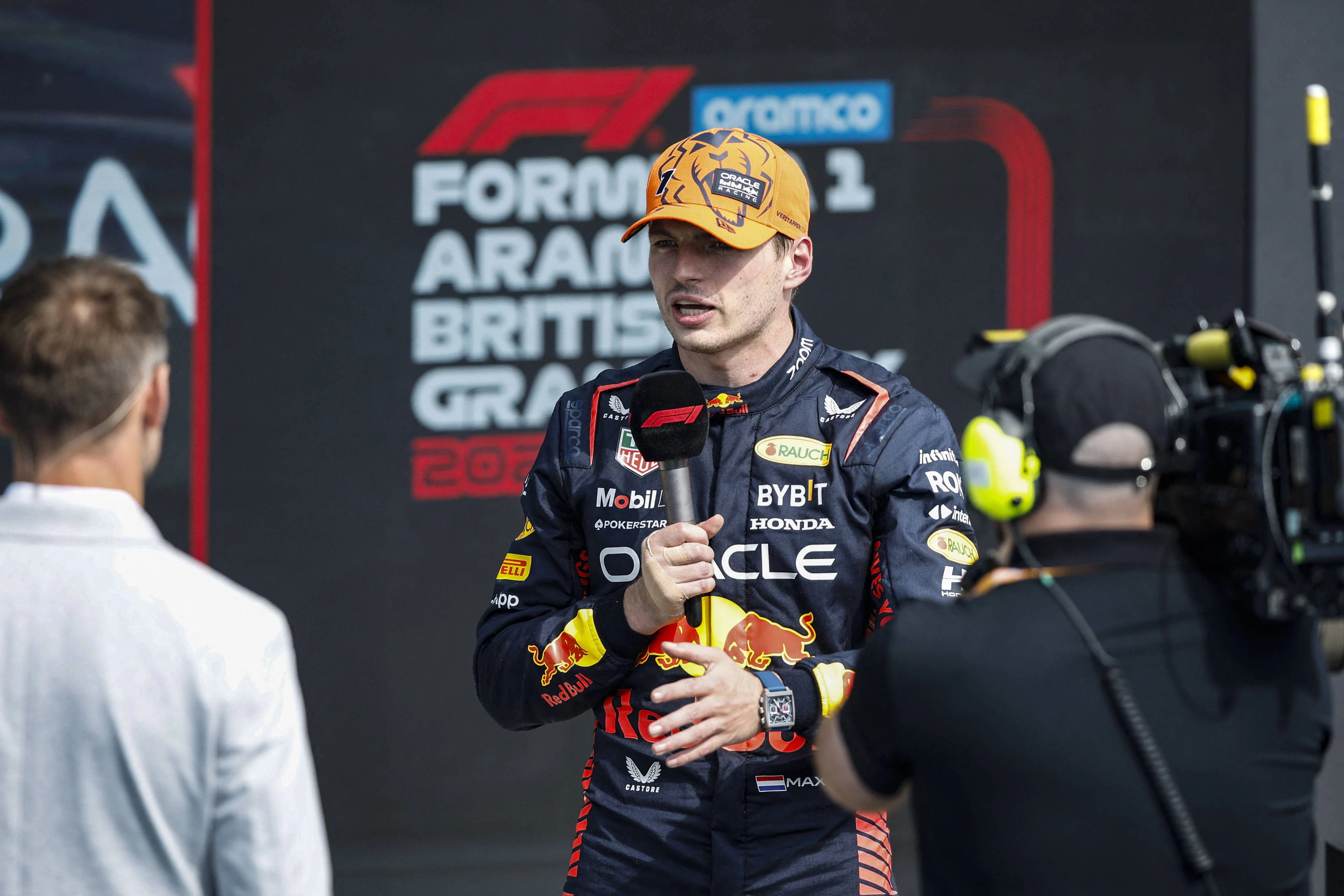 Weltmeister Max Verstappen ist mit einer verletzten Hand zur Silverstone-Pole gefahren. 