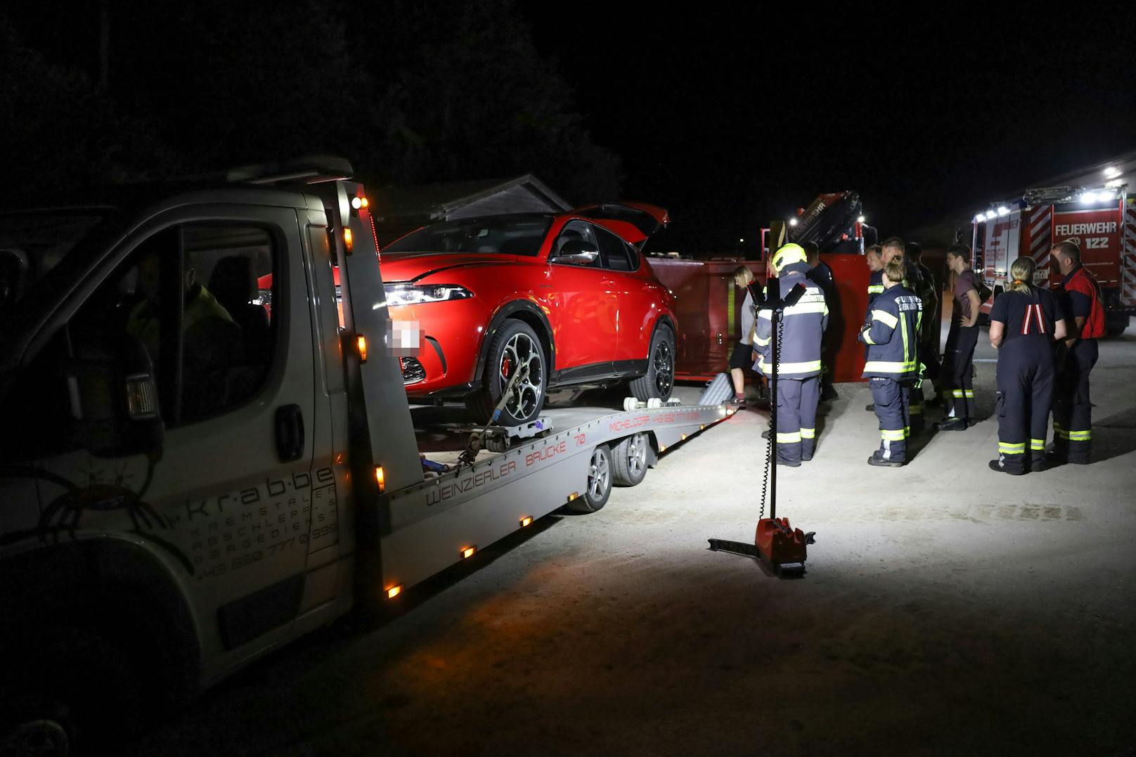 Ein nigelnagelneuer Hybrid-Pkw hat am späten Freitagabend in Kremsmünster (Bezirk Kirchdorf an der Krems) auf einem Abschleppfahrzeug zu brennen begonnen.