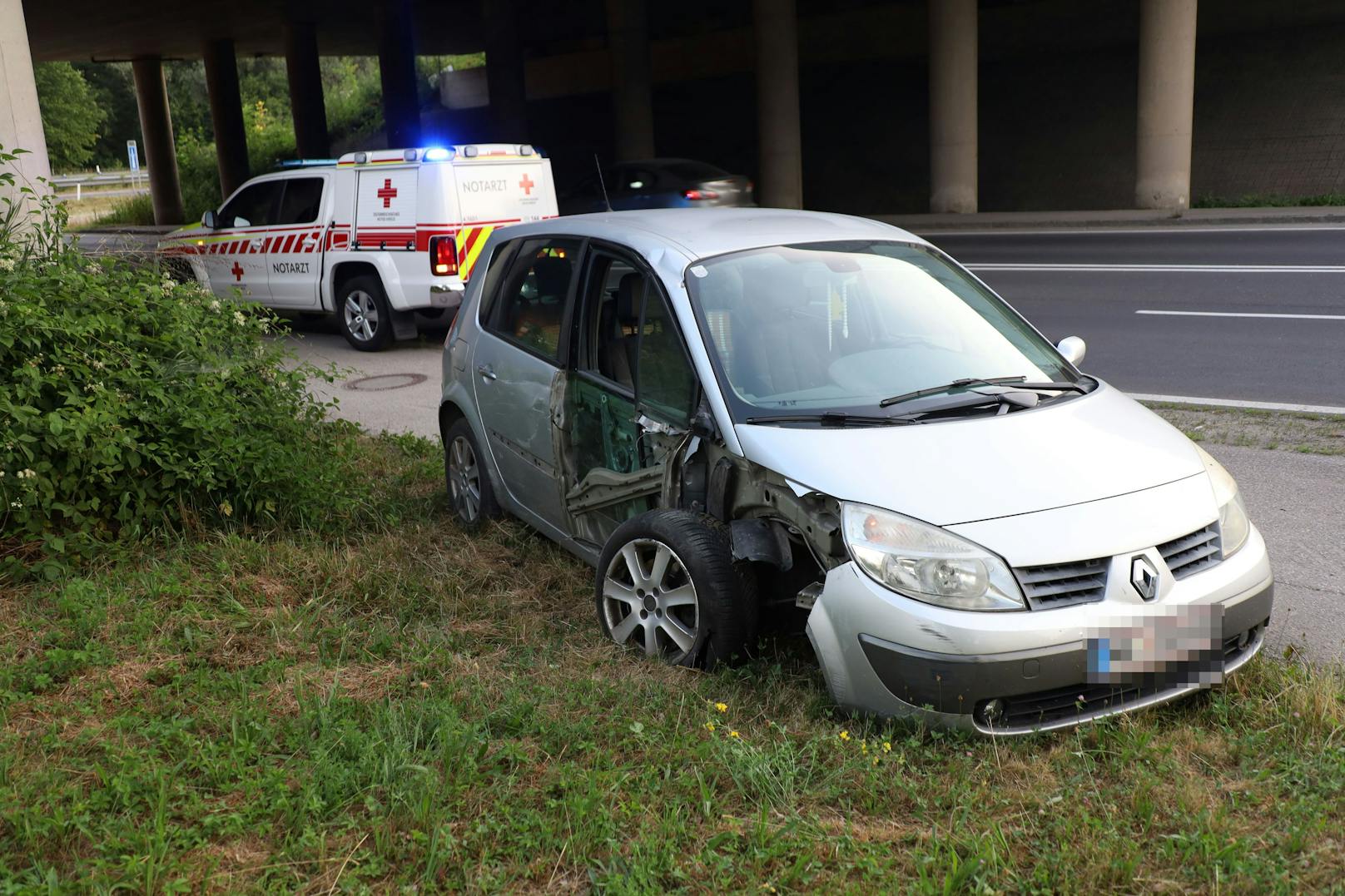 In Weißkirchen an der Traun (Bezirk Wels-Land) ist Samstagfrüh ein Auto gegen ein Verkehrsschild gekracht und schlitterte dann noch eine Unterführung hindurch.