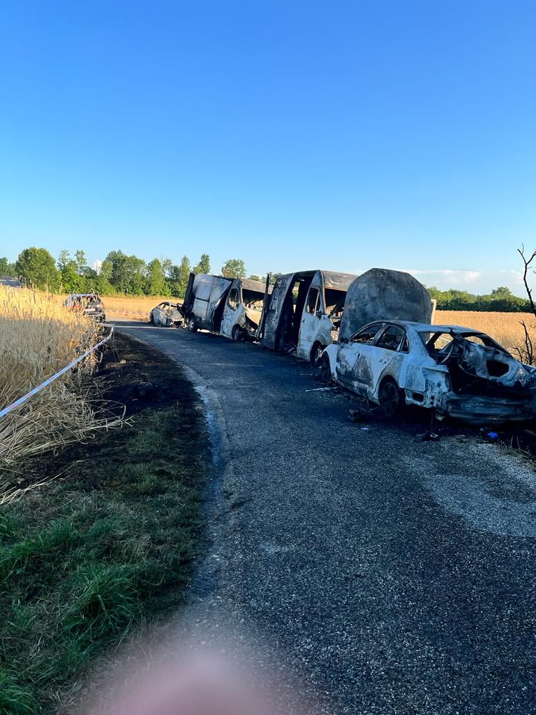 Bei einem Freundschaftsspiel in der Nähe von Wels brannten insgesamt fünf Wagen komplett aus.