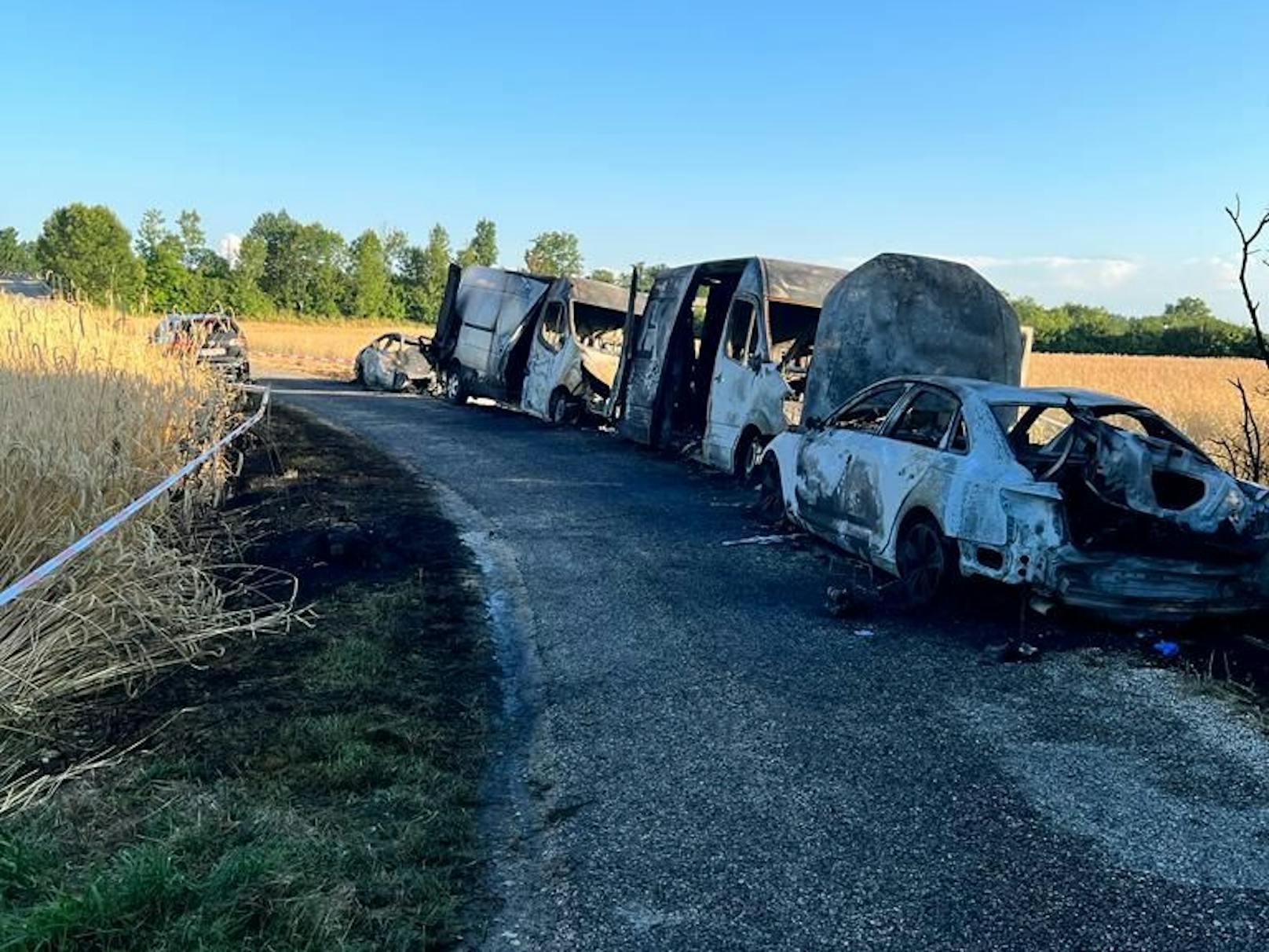 Bei einem Freundschaftsspiel in der Nähe von Wels brannten insgesamt fünf Wagen komplett aus.
