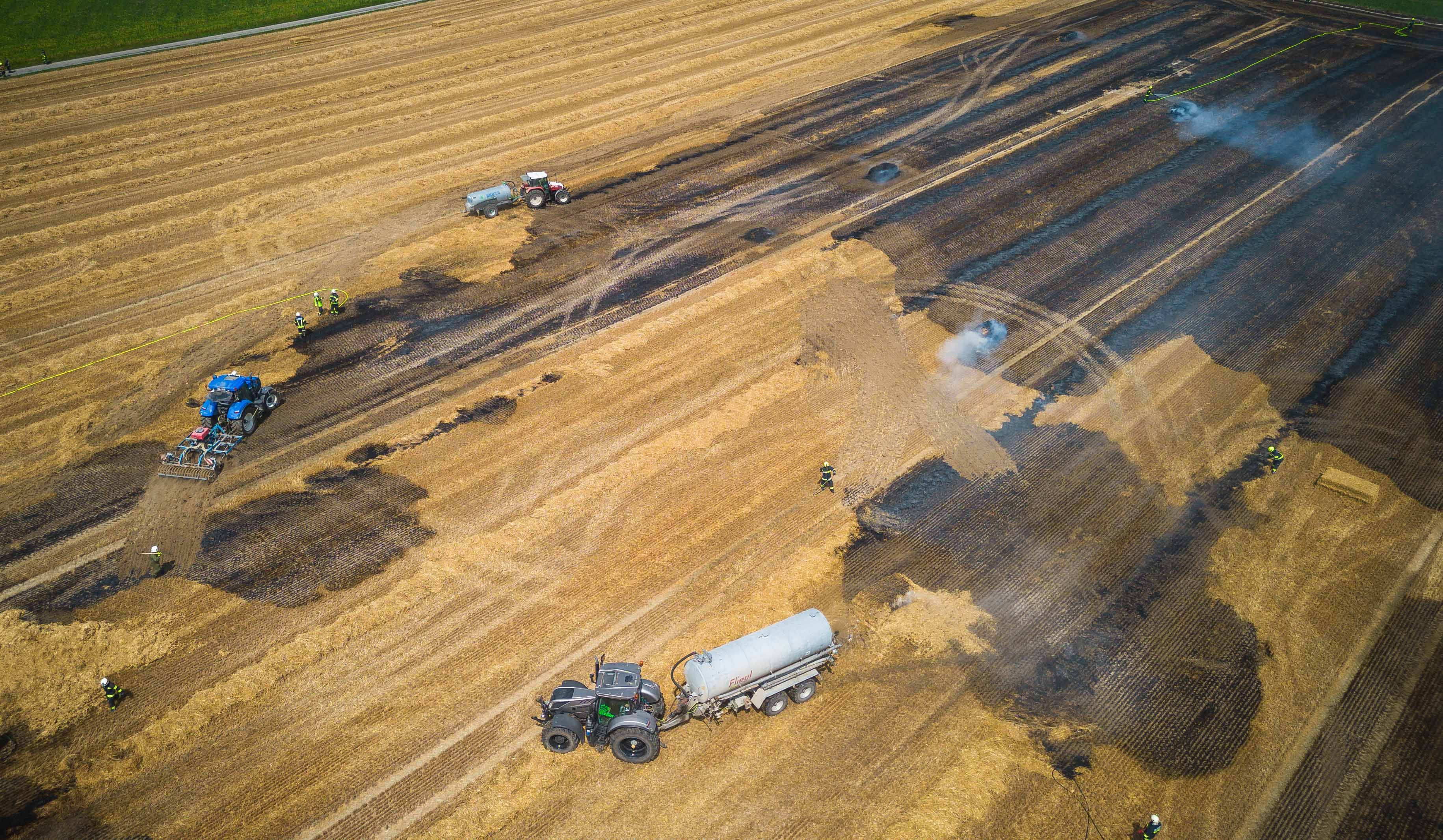 Ein verheerender Anblick: In Schwand (Bez. Braunau) ging ein Feld in Flammen auf.