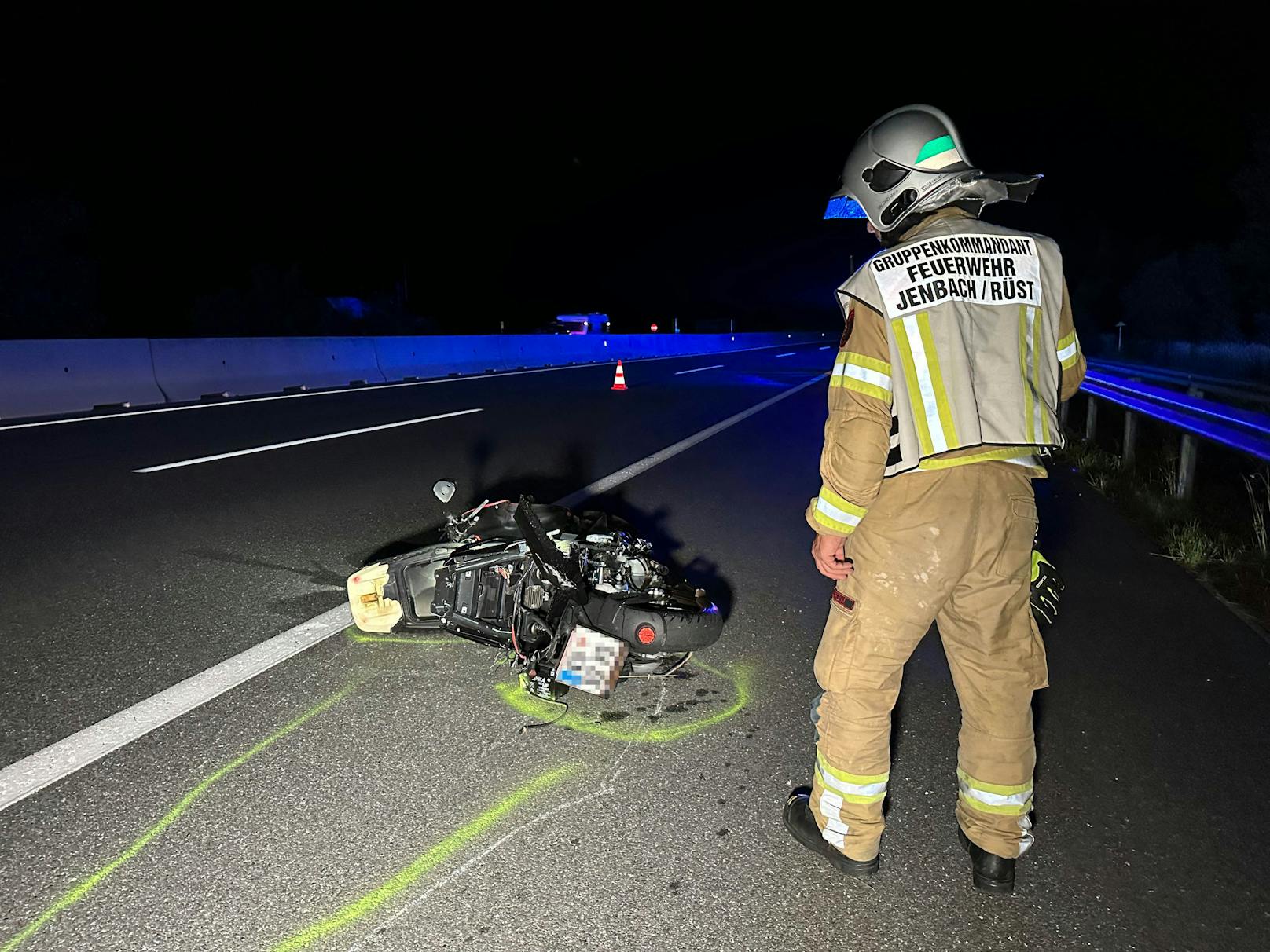 Durch den Aufprall an der Leitschiene stürzte der 34-Jährige vom Motorrad und wurde in die südlich der Fahrbahn befindliche Böschung geschleudert. Er erlitt dabei tödliche Verletzungen.