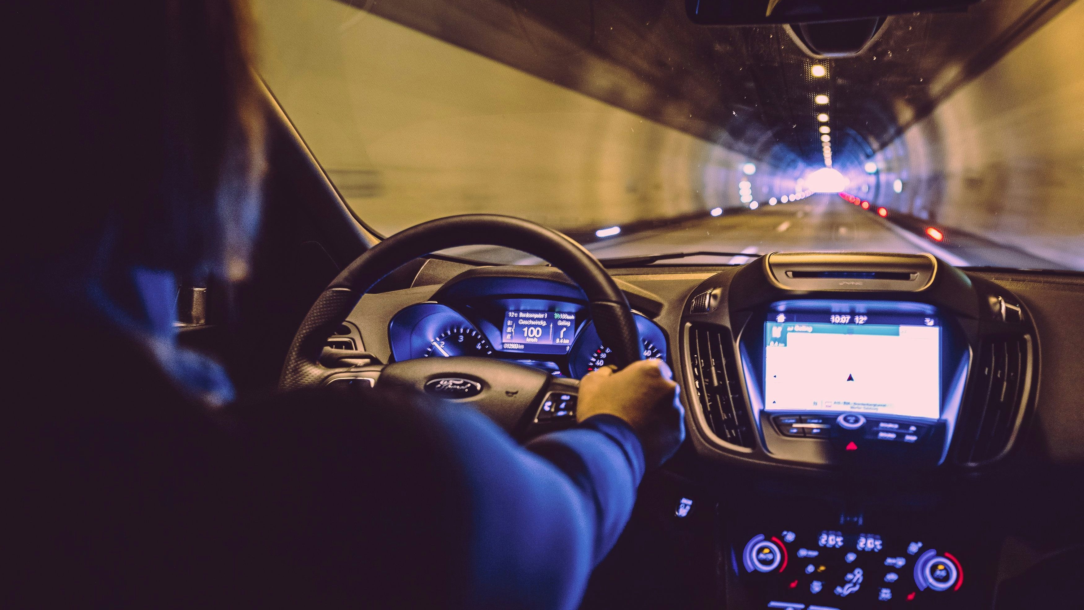 Frau am Steuer eines PKW´s in einem Tunnel (Symbolbild)