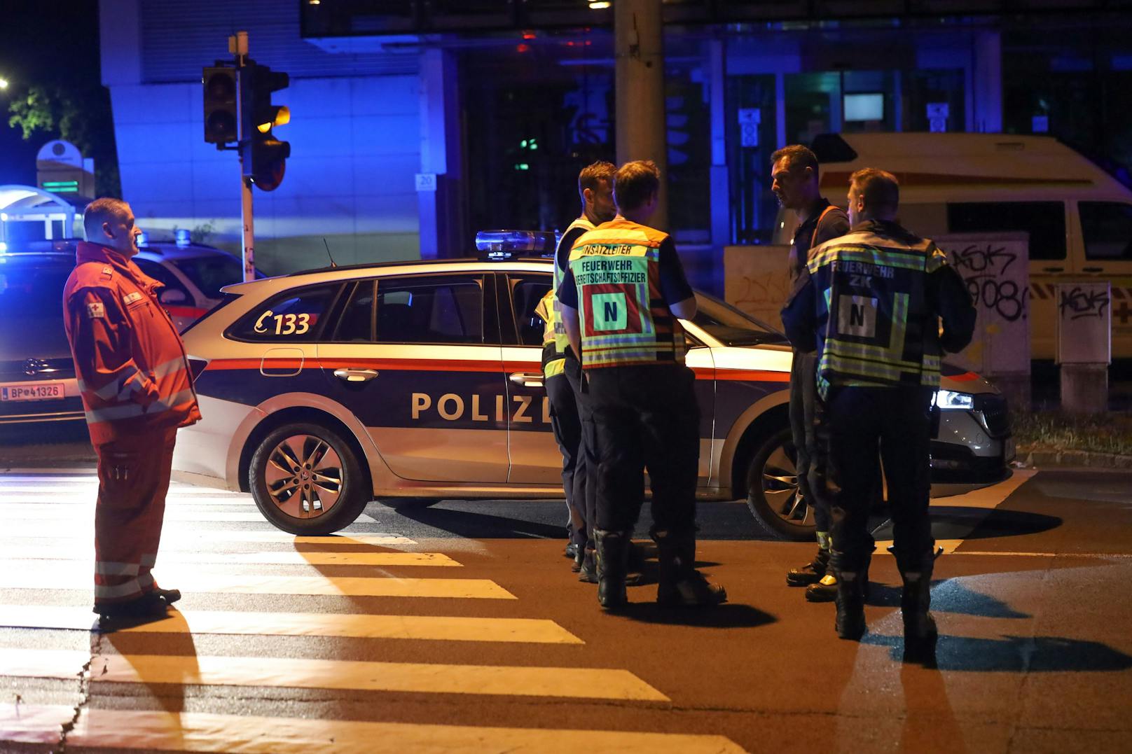 In Linz-Innere Stadt ist es am späten Samstagabend nach einem Wohnungsbrand zu einem Großeinsatz von Feuerwehr, Rettung und Polizei gekommen.