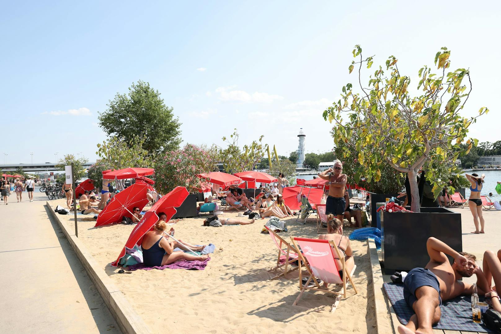 Der Copa Beach bei der U1-Station Donauinsel war am heißen Sonntag gut besucht.
