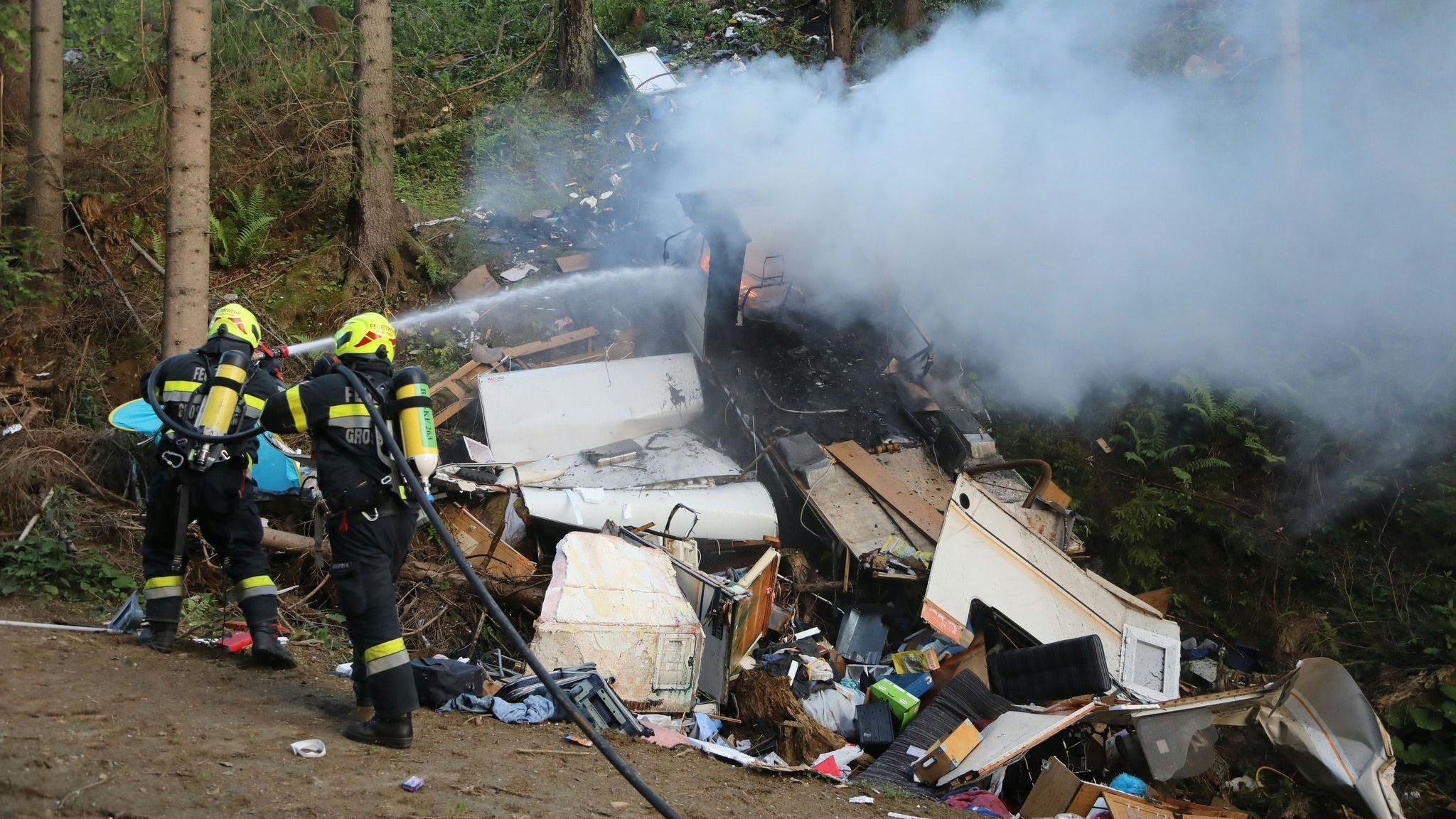 Das Wohnmobil geriet nach den Überschlägen in Brand.
