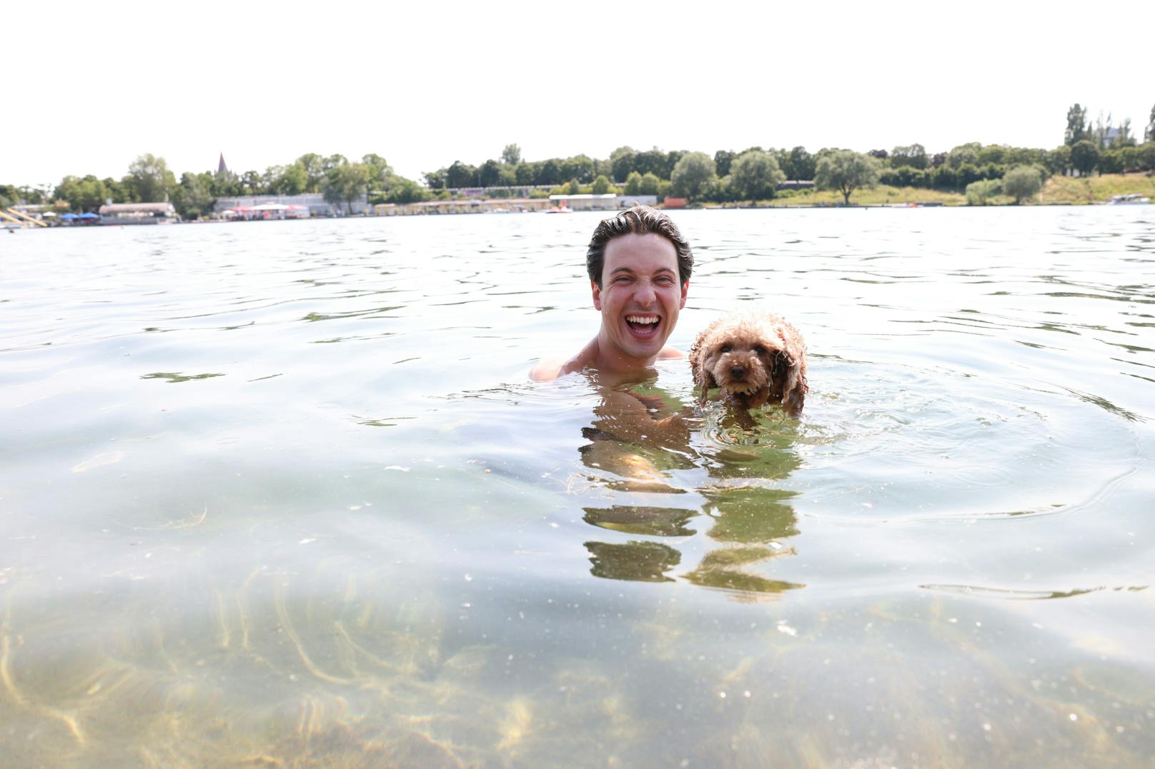 Auch Davide (26) und seinen Hund Andy trieb es bei tierischen 33 Grad Hitze und Sonne pur in die Neue Donau.