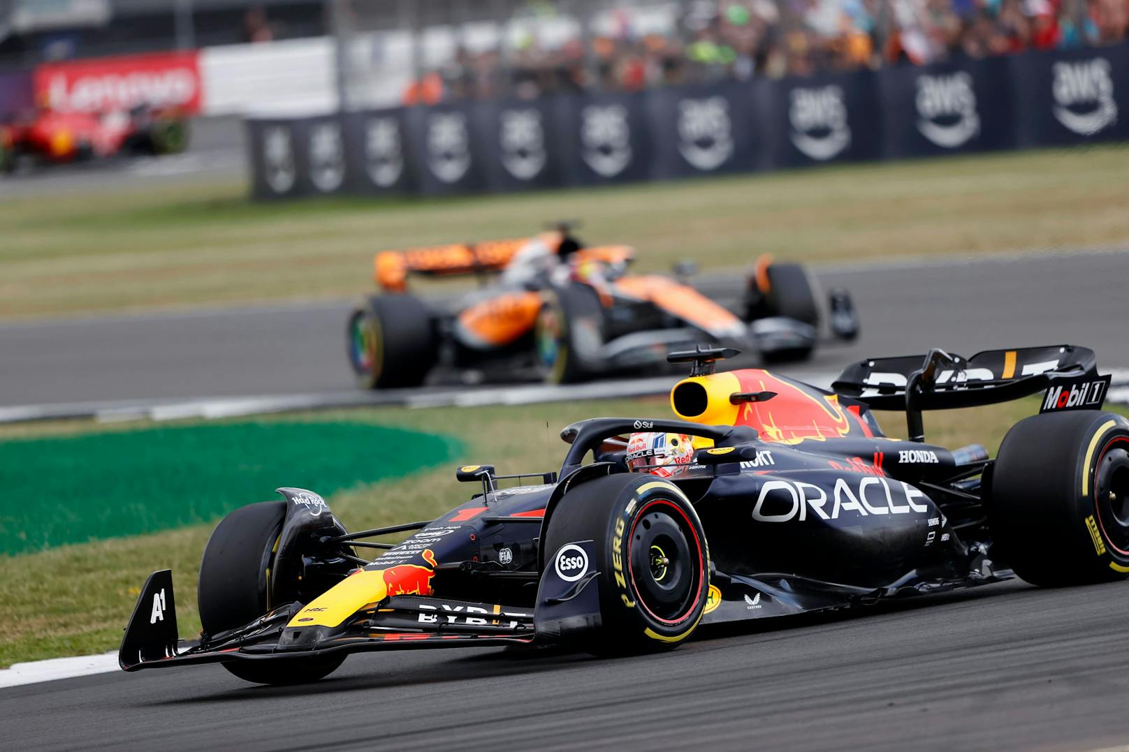 Max Verstappen setzt sich gegen Lando Norris durch.