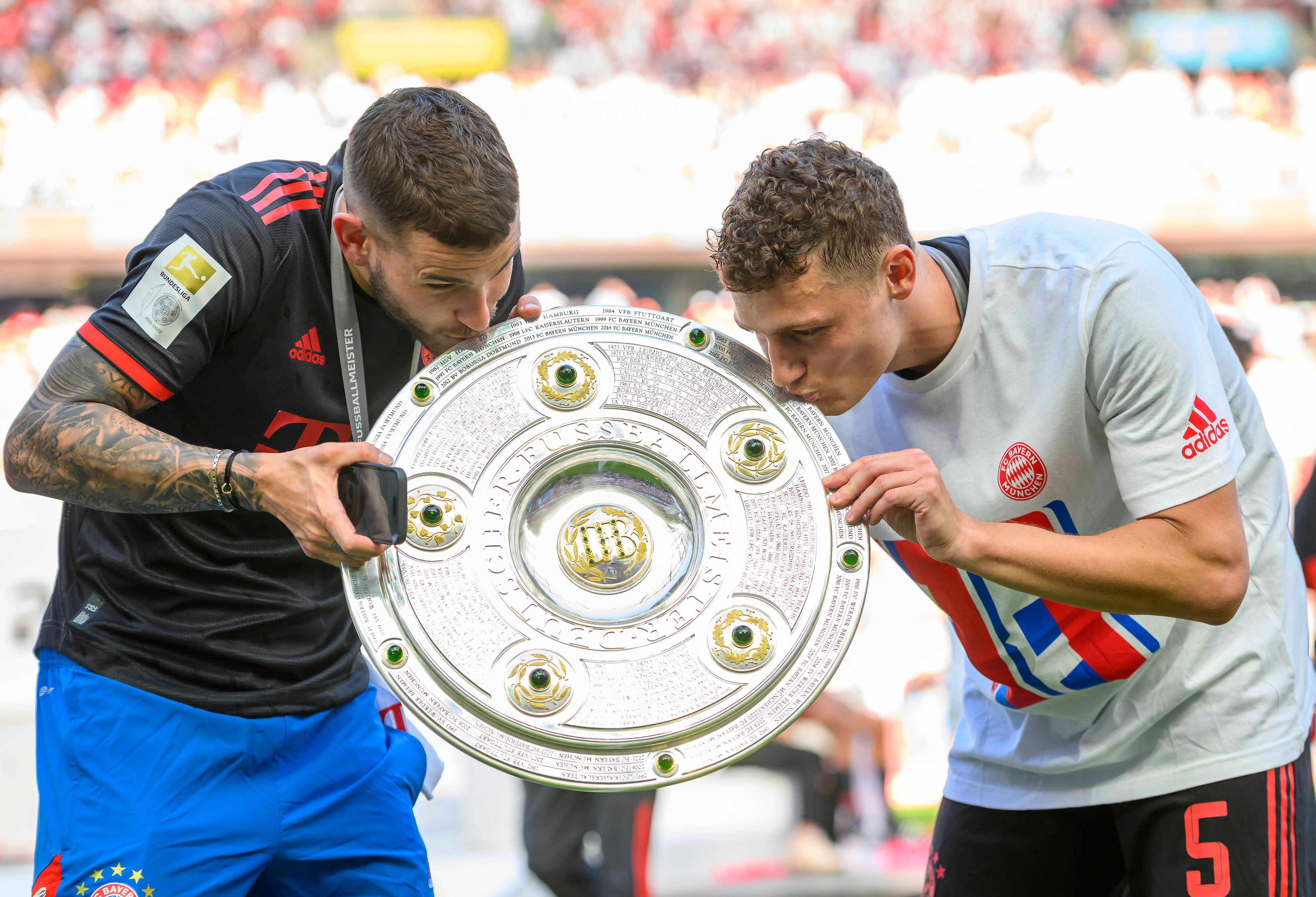 Abschiedskuss: Hernandez (l.) mit der Meisterschale