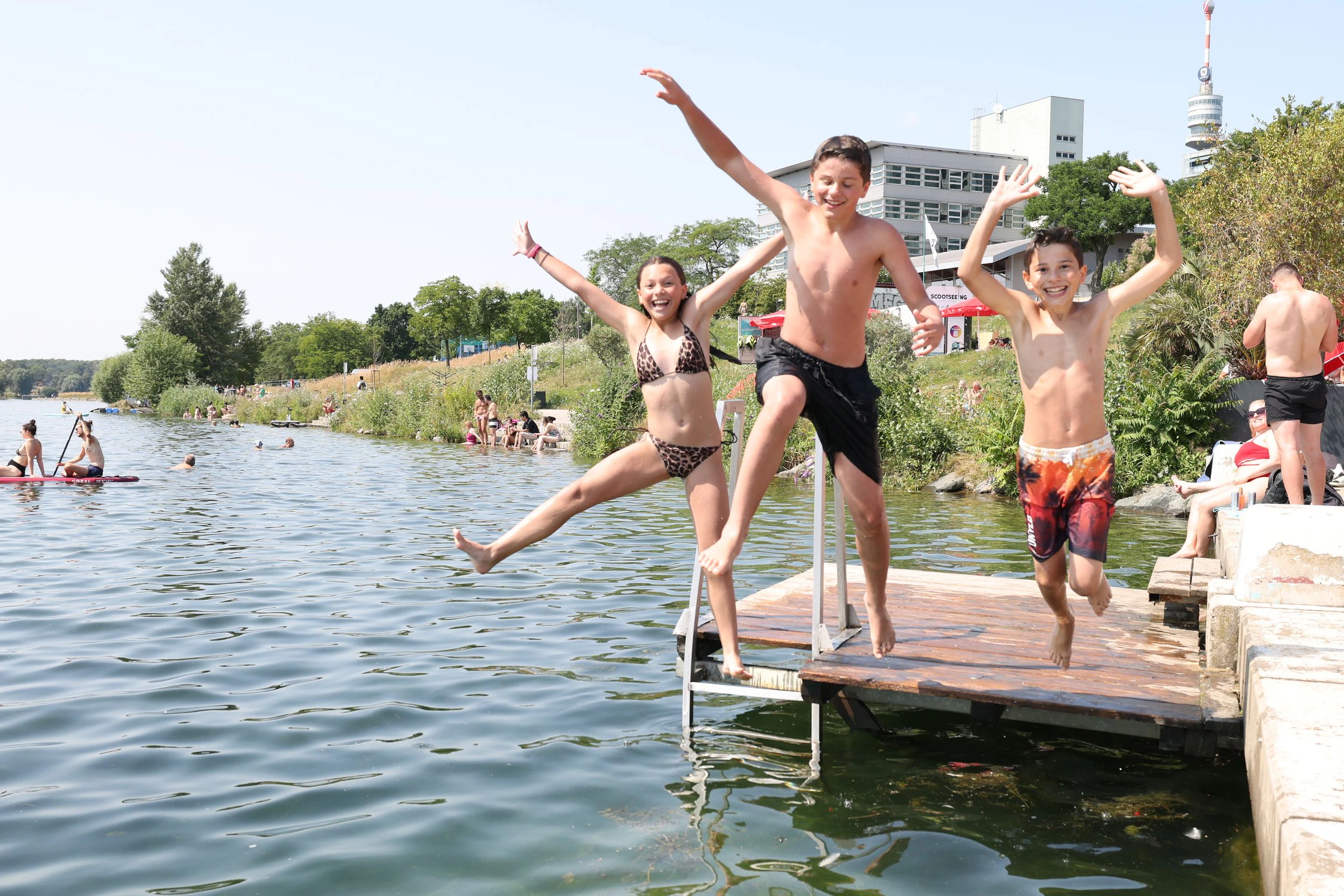 Ab in die Fluten! Bei 33 Grad und Sonnenschein pur verschafften sich viele Wiener Abkühlung in der Neuen Donau.