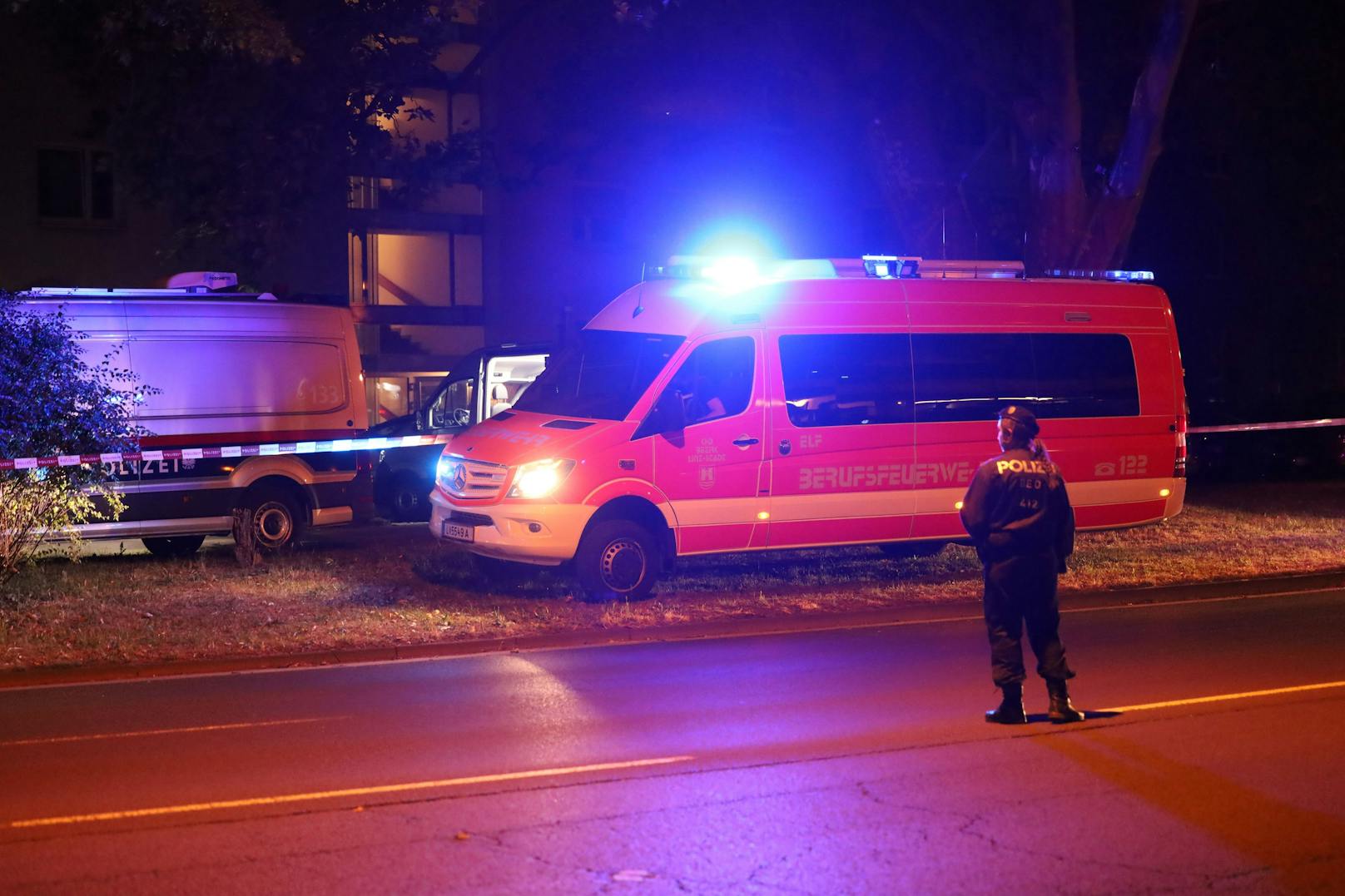 In Linz-Innere Stadt ist es am späten Samstagabend nach einem Wohnungsbrand zu einem Großeinsatz von Feuerwehr, Rettung und Polizei gekommen.