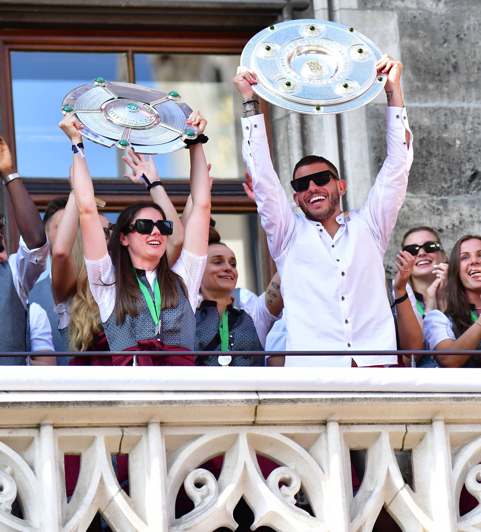 Lucas Hernandez (r.) feierte hier noch gemeinsam mit ÖFB-Star Sarah Zadrazil die Meisterschaften von Damen und Herren der Bayern.