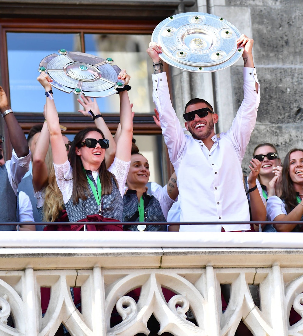 Lucas Hernandez (r.) feierte hier noch gemeinsam mit ÖFB-Star Sarah Zadrazil die Meisterschaften von Damen und Herren der Bayern.