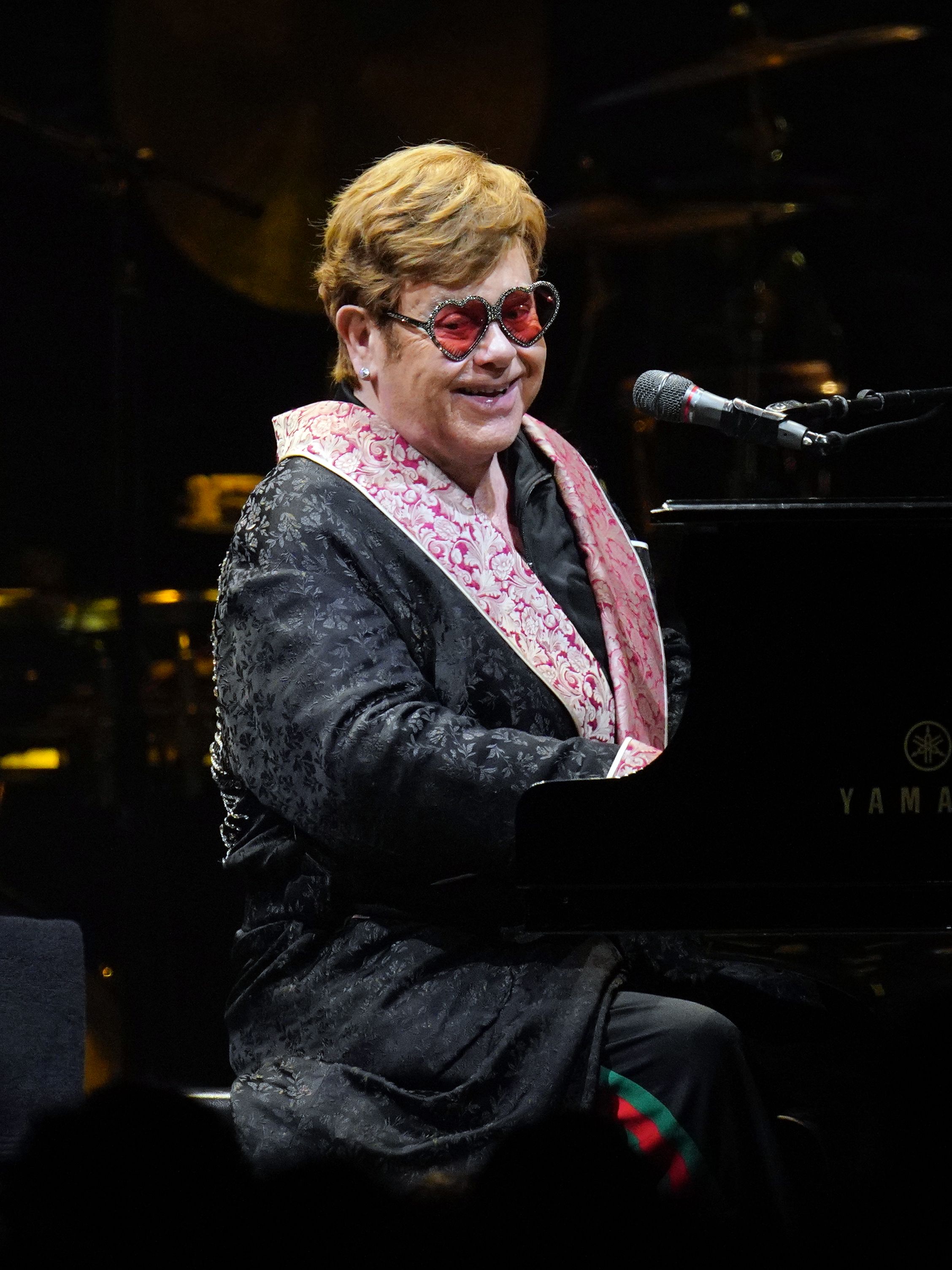 Elton John wird aktuell im Krankenhaus behandelt.