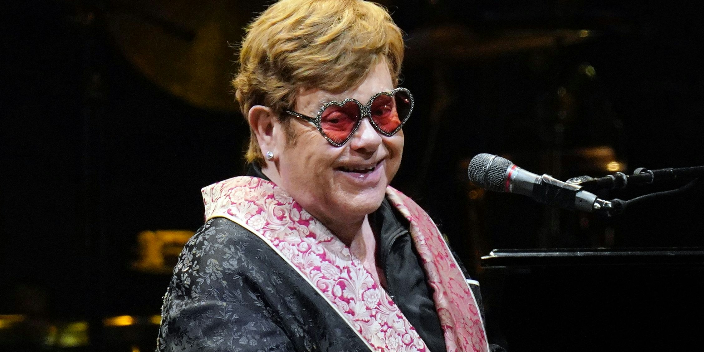 Mit einem umjubelten Konzert in Stockholm (Schweden) hat sich Elton John am Samstagabend endgültig von seinen Fans verabschiedet.
