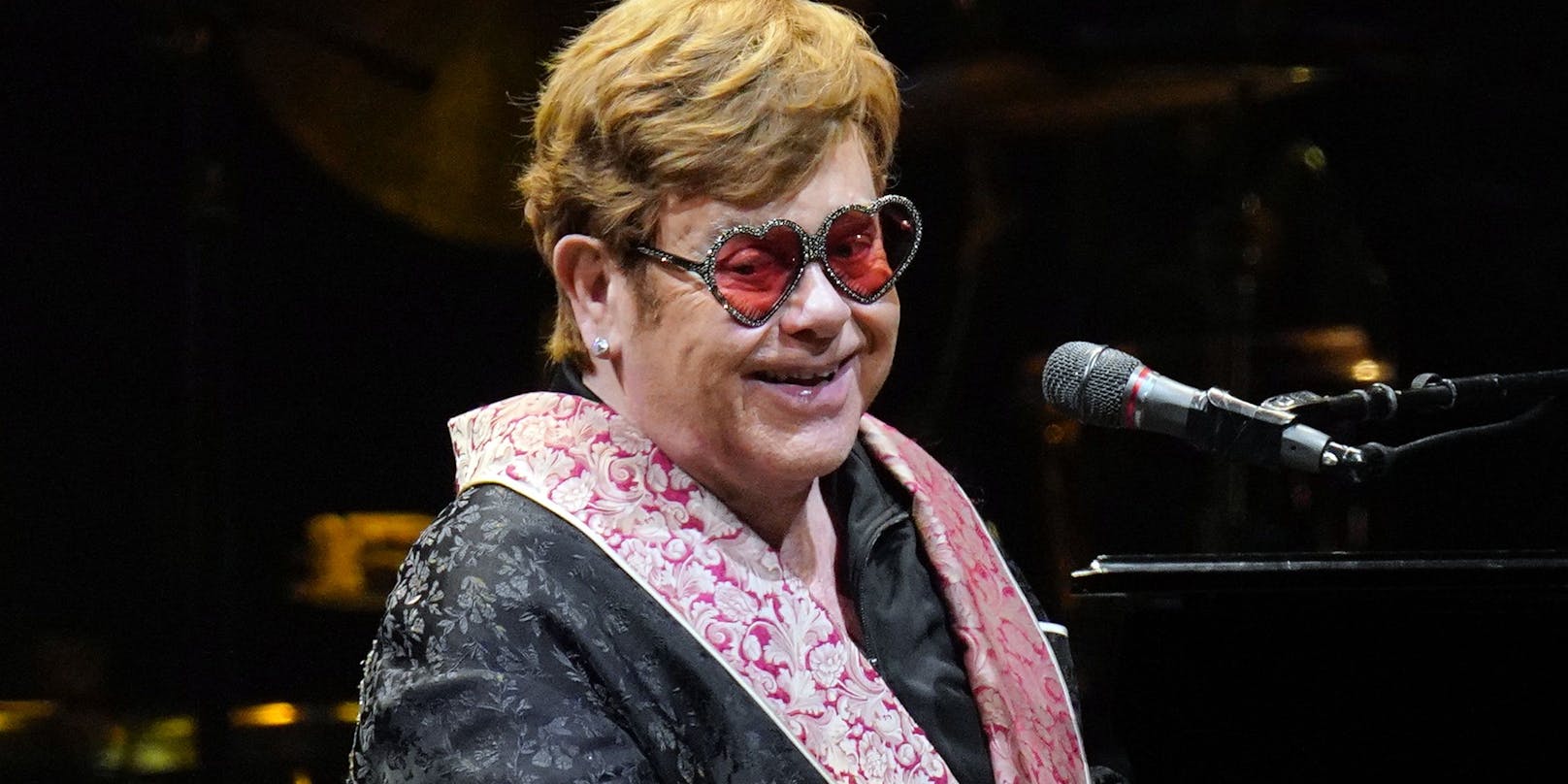 Elton John wird aktuell im Krankenhaus behandelt.
