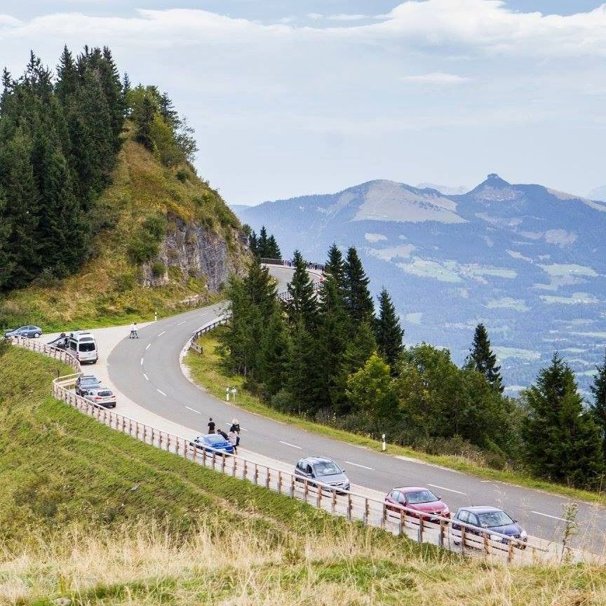 Auf einer bayrischen Rossfeldstraße kam es zu einem schrecklichen Unfall.