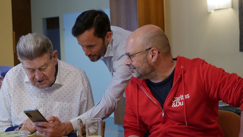 Herr Tampier ist regelmäßiger Besucher des Tageshospizes der Caritas in Alterlaa. Nun überraschte er das Team mit einer großzügigen Spende.