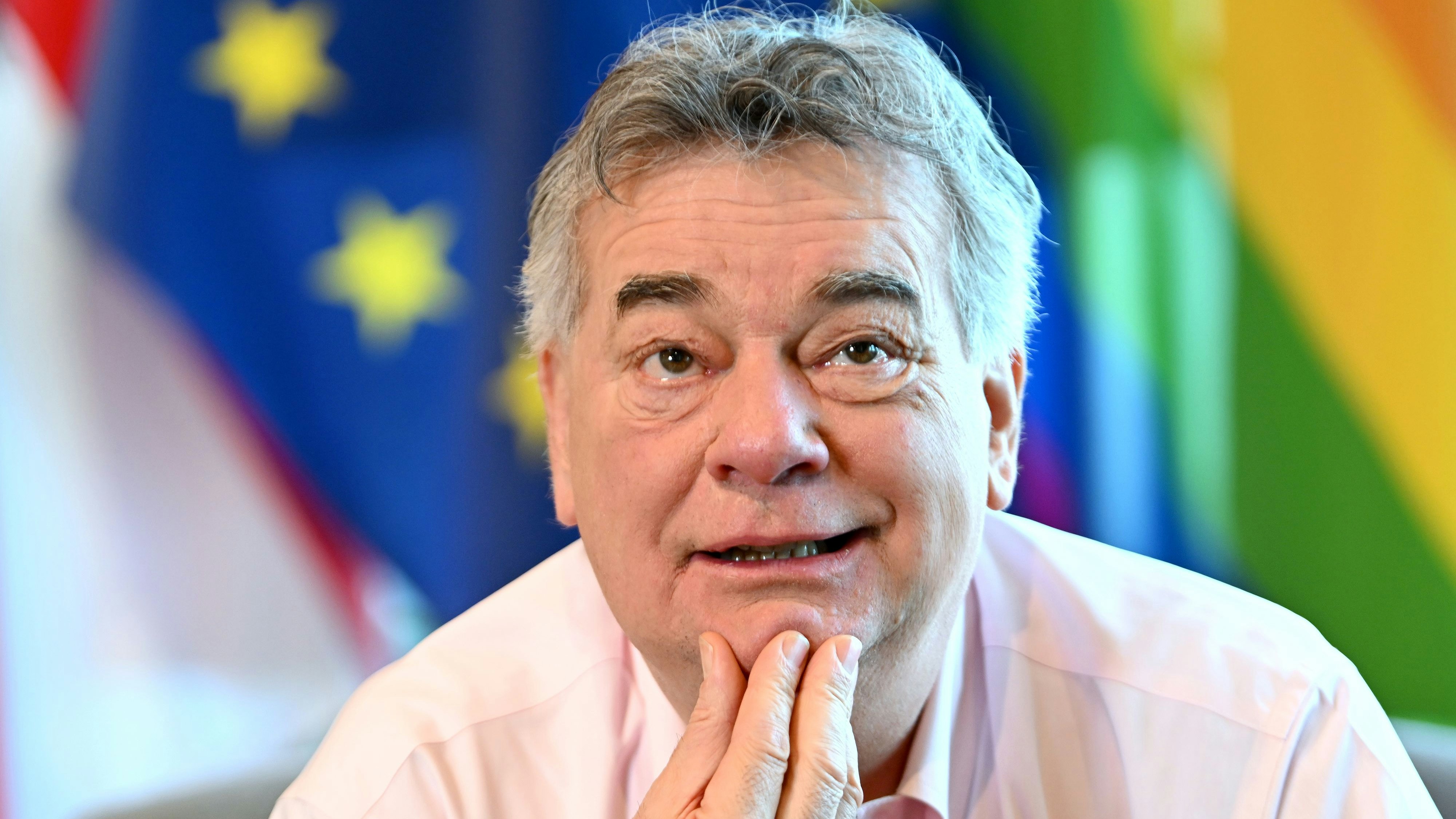 Download von www.picturedesk.com am 09.07.2023 (16:10).  ABD0016_20230108 - WIEN - ÖSTERREICH: Vizekanzler Werner Kogler (Grüne) im Rahmen eines Interviews mit der APA am 5. Jänner 2023 in Wien. - FOTO: APA/ROLAND SCHLAGER - 20230105_PD16039 - Rechteinfo: Rights Managed (RM)