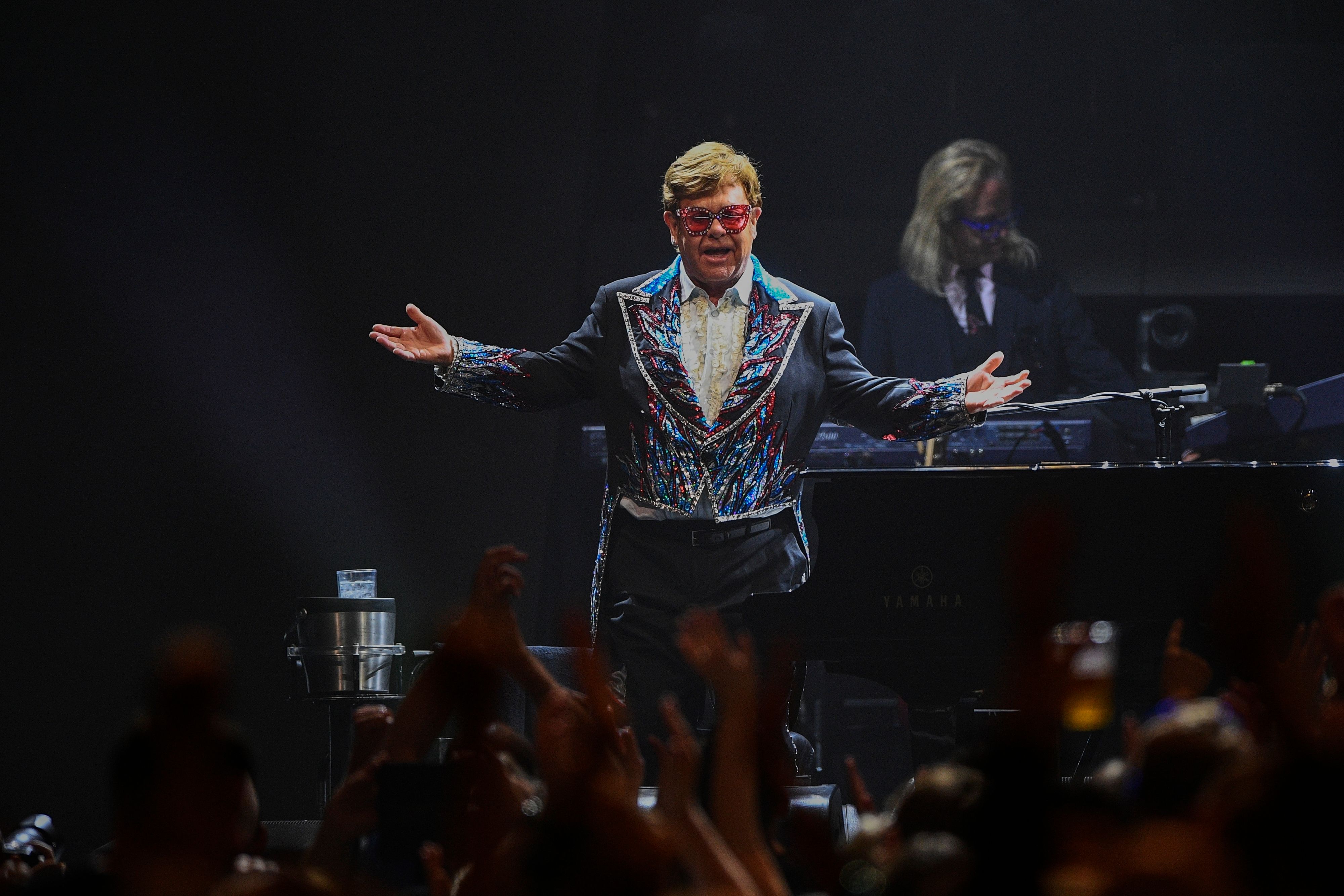 Mit einem umjubelten Konzert in Stockholm (Schweden) hat sich Elton John am Samstagabend endgültig von seinen Fans verabschiedet.