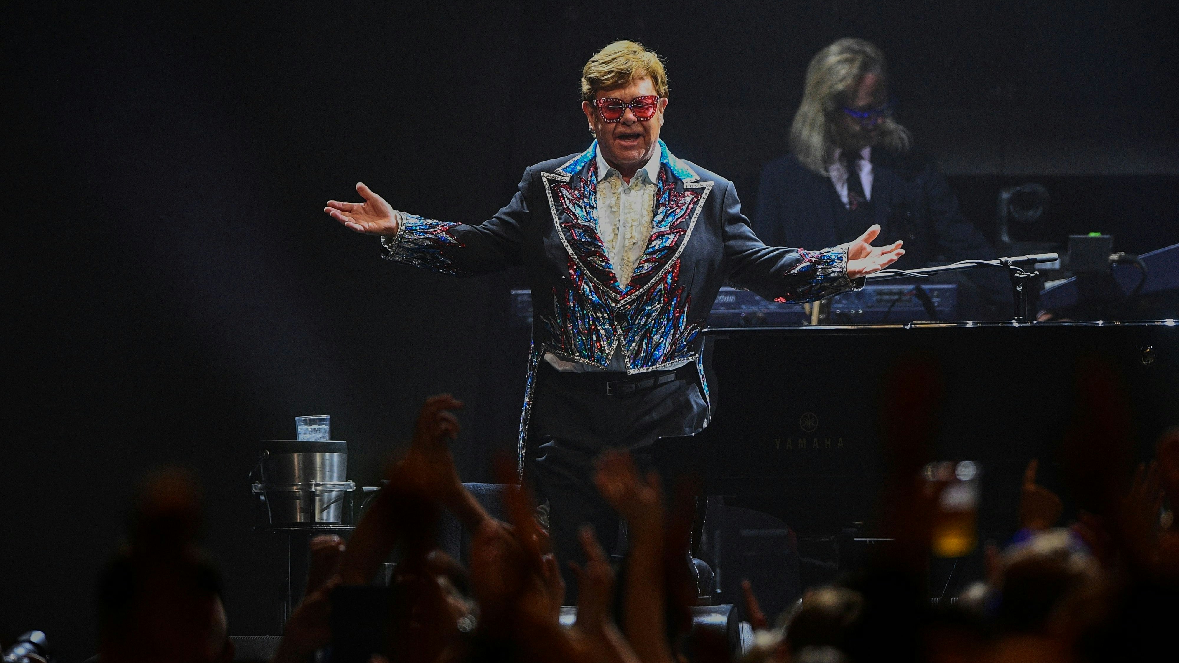 Mit einem umjubelten Konzert in Stockholm (Schweden) hat sich Elton John am Samstagabend endgültig von seinen Fans verabschiedet.