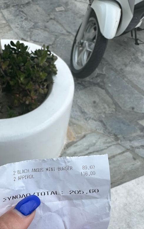 Zwei Mini-Burger und zwei Gläser Aperol kamen dem Paar über 200 Euro zu stehen.