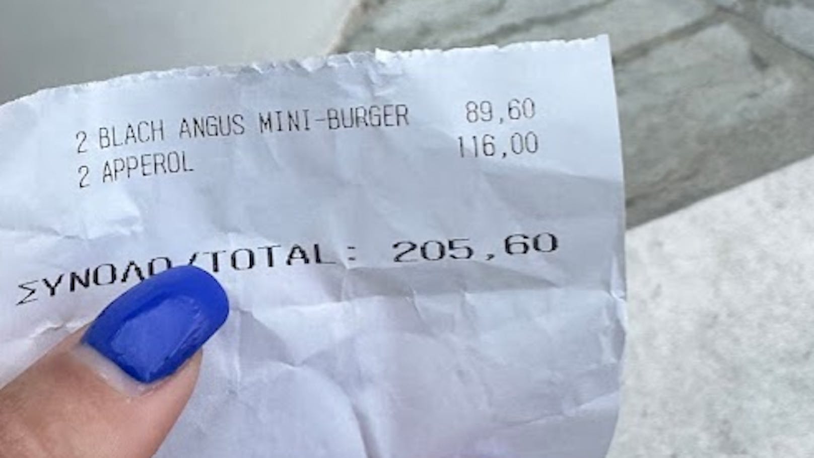 Zwei Mini-Burger und zwei Gläser Aperol kamen dem Paar über 200 Euro zu stehen.