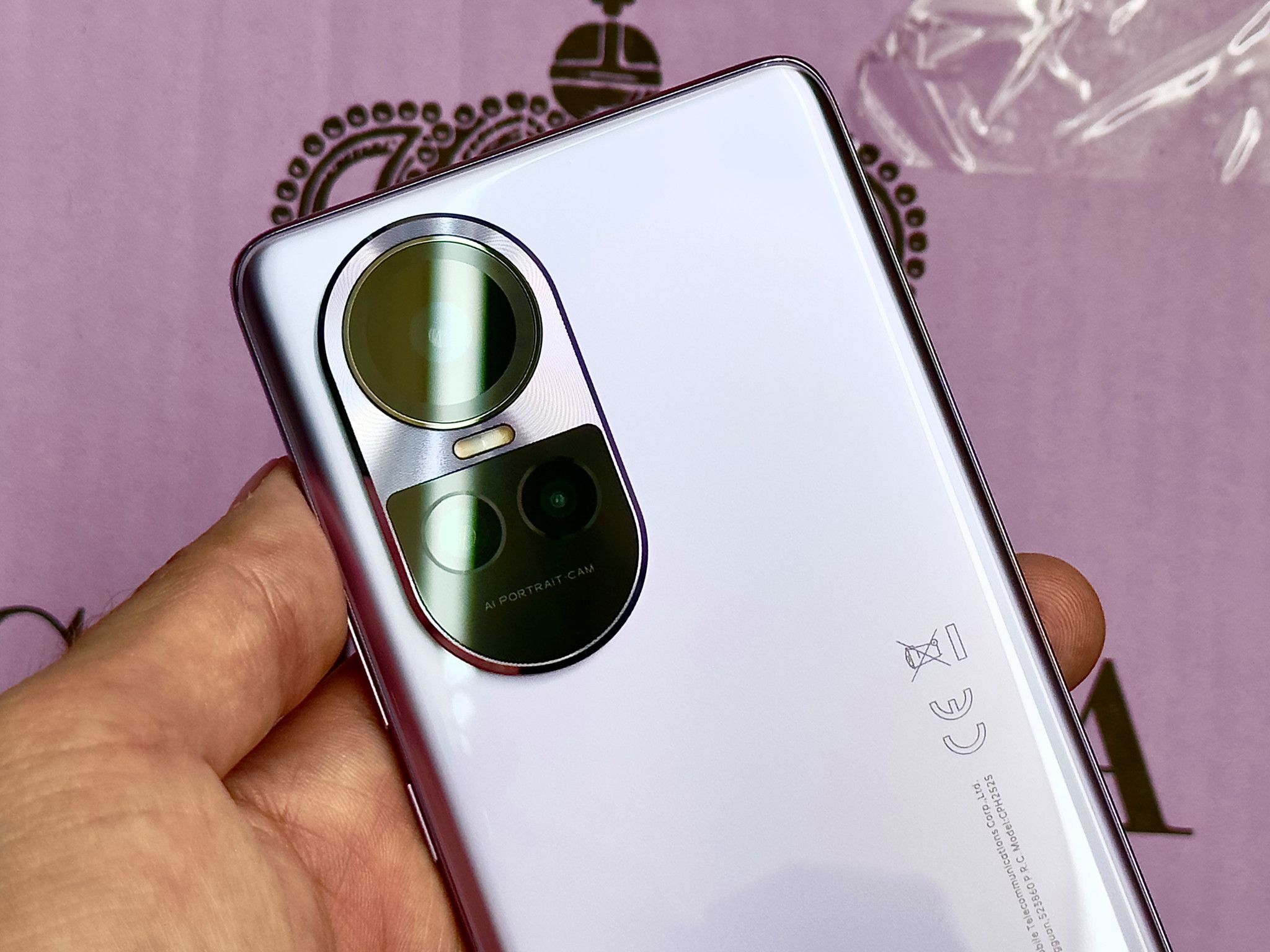 Im Fokus: Nahaufnahme der Dreifachkamera des Oppo Reno 10 Pro.