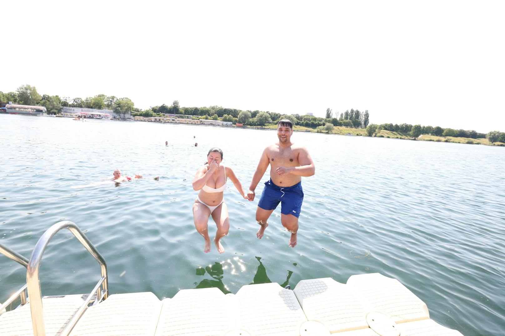 Seila und Amar (beide 26) entkamen der Hitze mit einem Sprung in die 24 Grad warme Neue Donau.