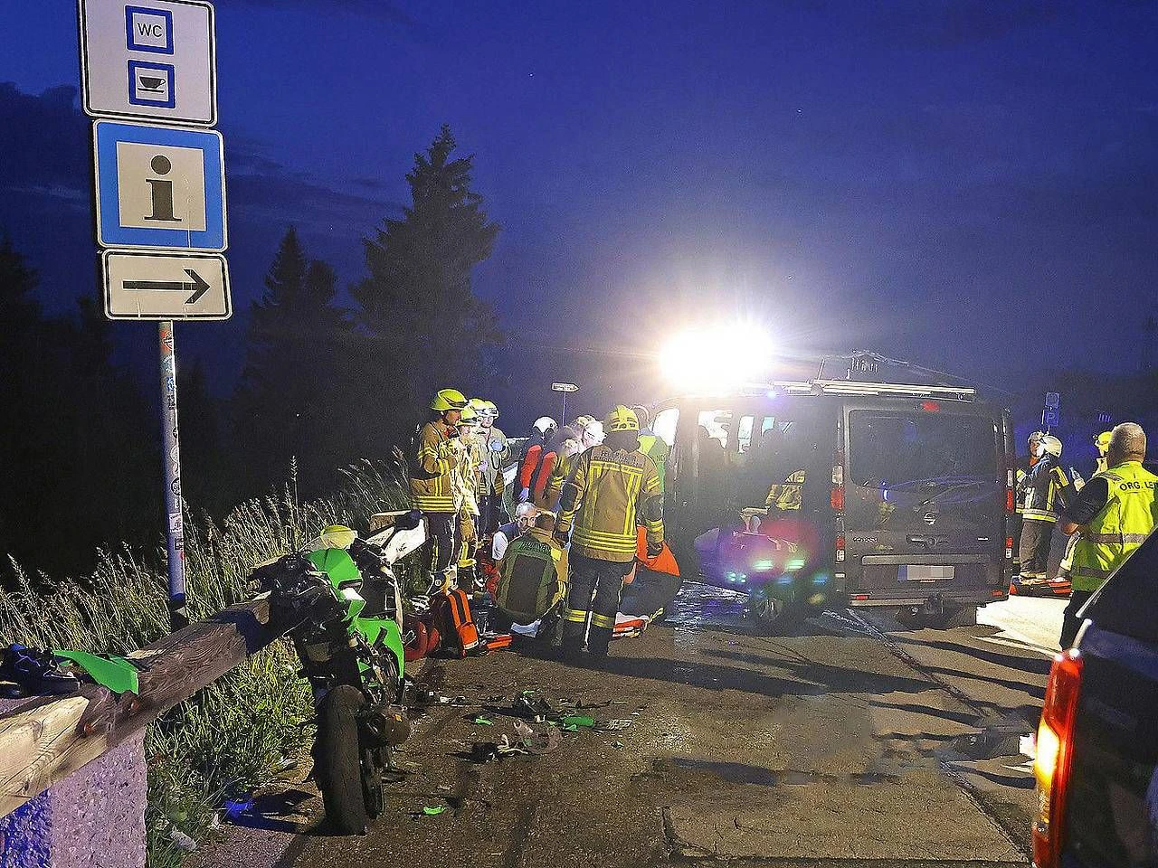 Das Wrack des Bikes (l.); Großeinsatz der Helfer