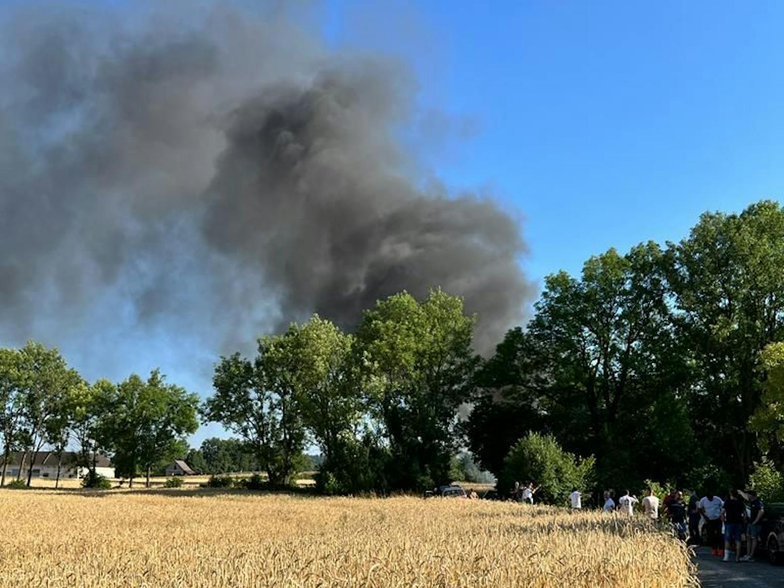 Zwischen 70 und 100 Personen waren am dortigen Fußballplatz anwesend.